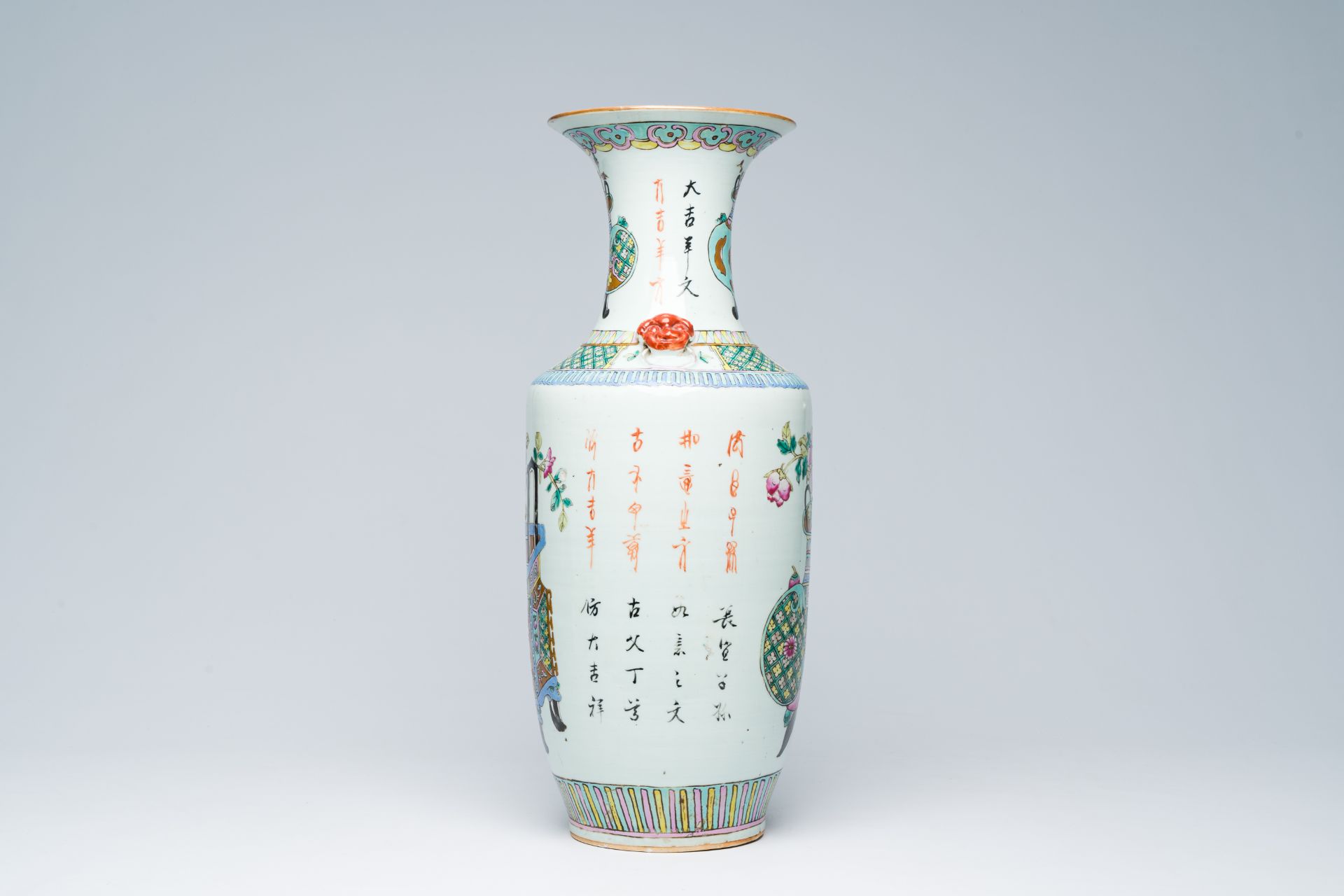 A Chinese famille rose 'flower baskets' vase, 19th C. - Bild 4 aus 6