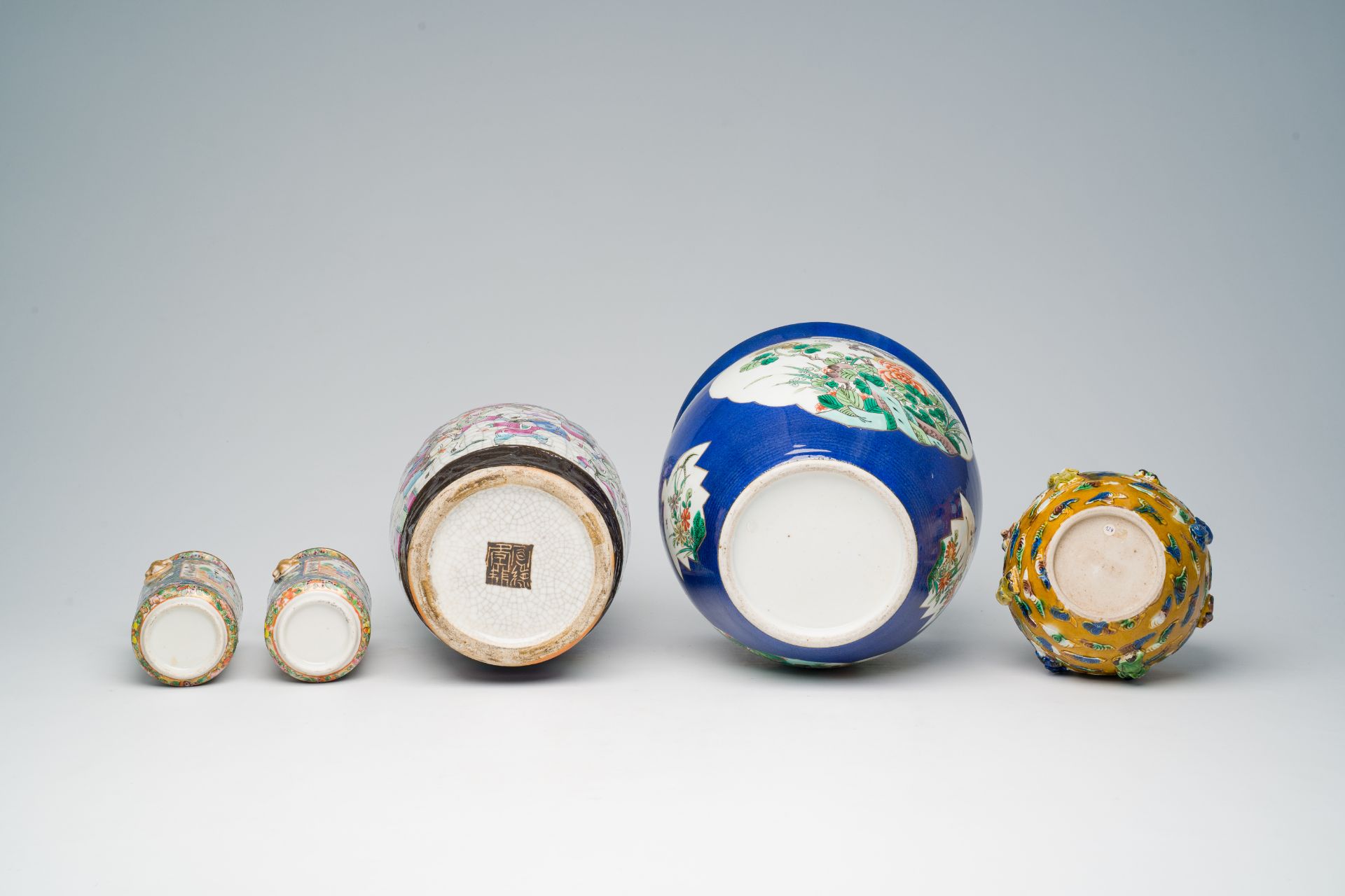 A varied collection of Chinese famille rose, famille verte and polychrome porcelain, 19th/20th C. - Bild 7 aus 7