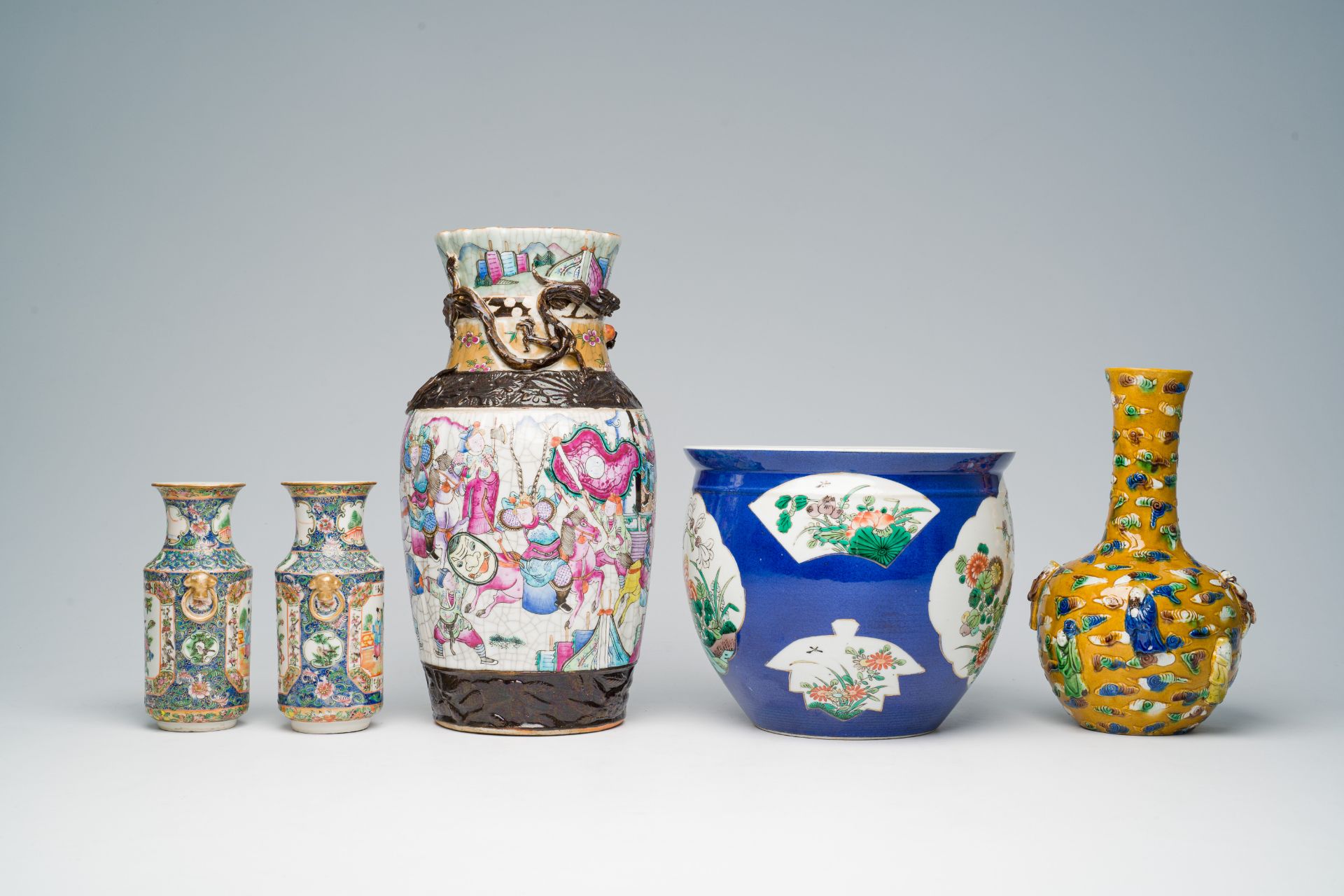 A varied collection of Chinese famille rose, famille verte and polychrome porcelain, 19th/20th C. - Bild 5 aus 7