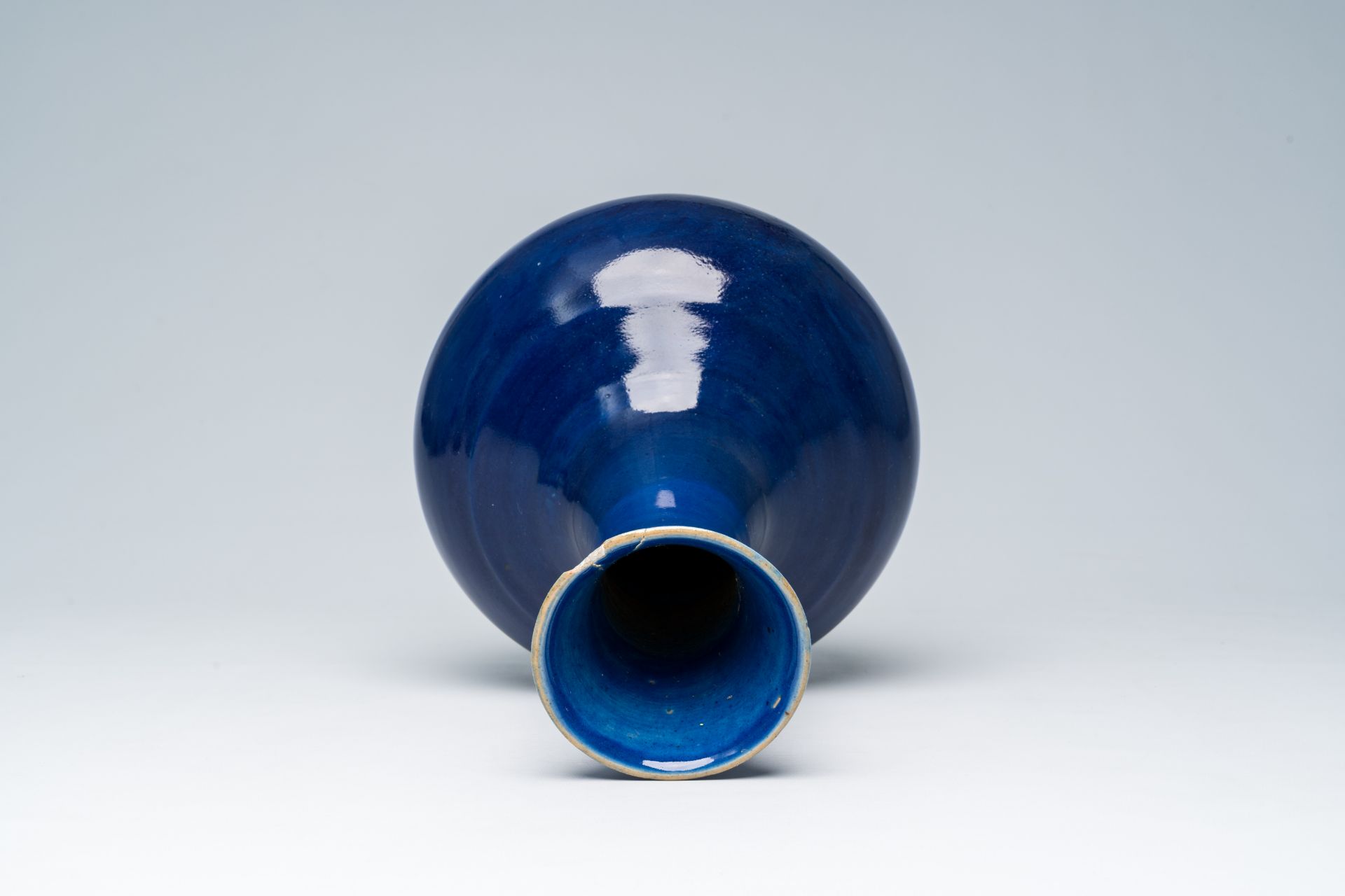 A Chinese monochrome blue glazed bottle vase, 19th C. - Image 5 of 6