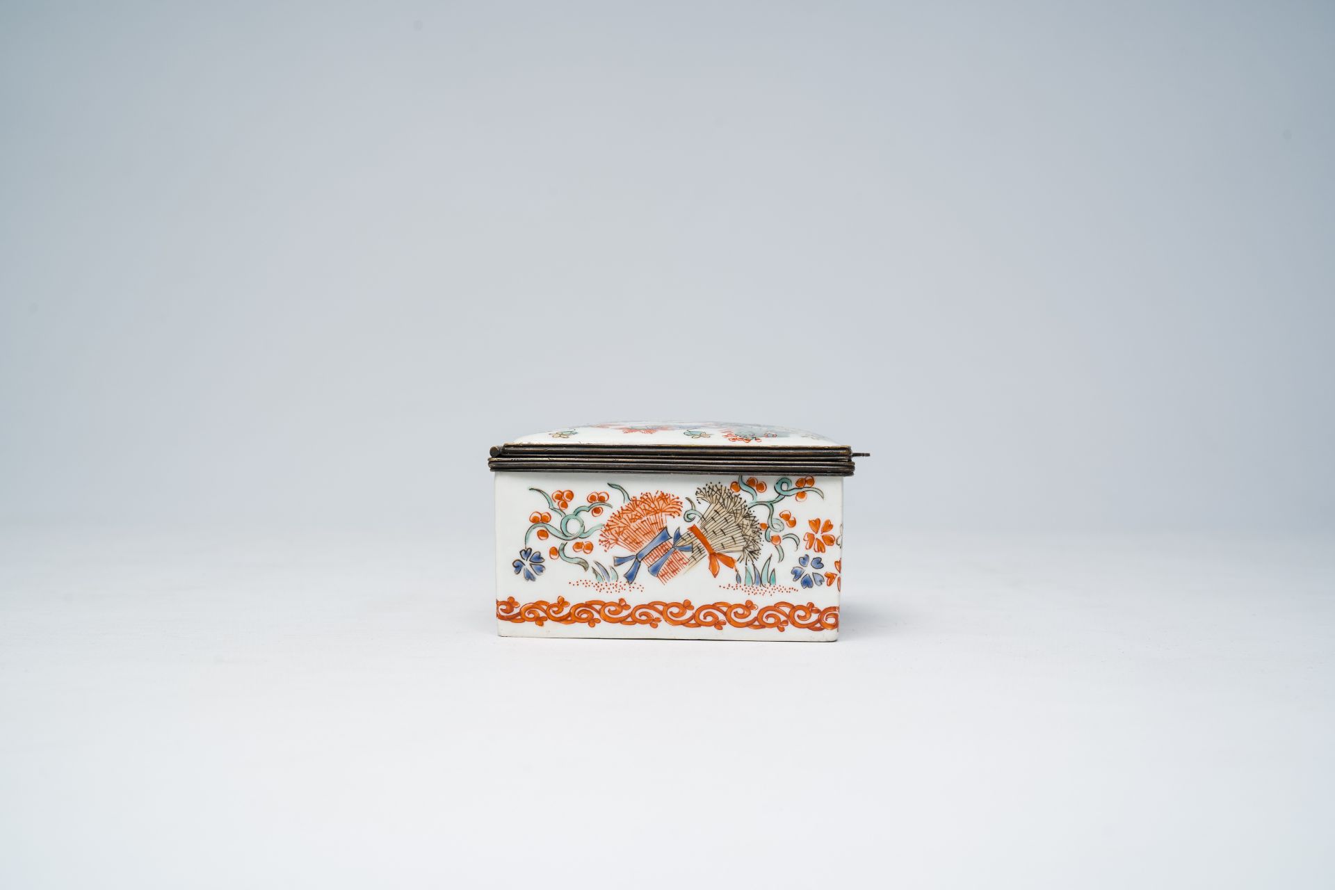 A French Samson Chantilly style box and cover with Kakiemon style floral design, Paris, 19th C. - Image 8 of 8