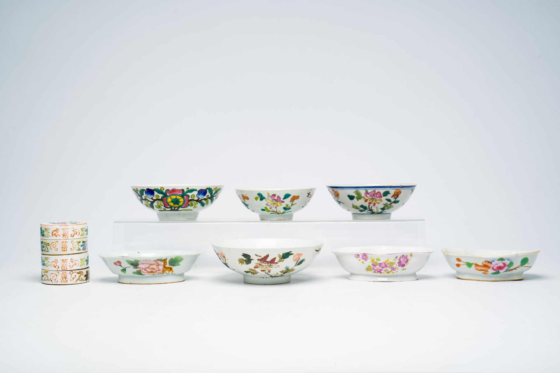 A varied collection of Chinese famille rose and qianjiang cai porcelain with figures, roosters and f - Bild 6 aus 13