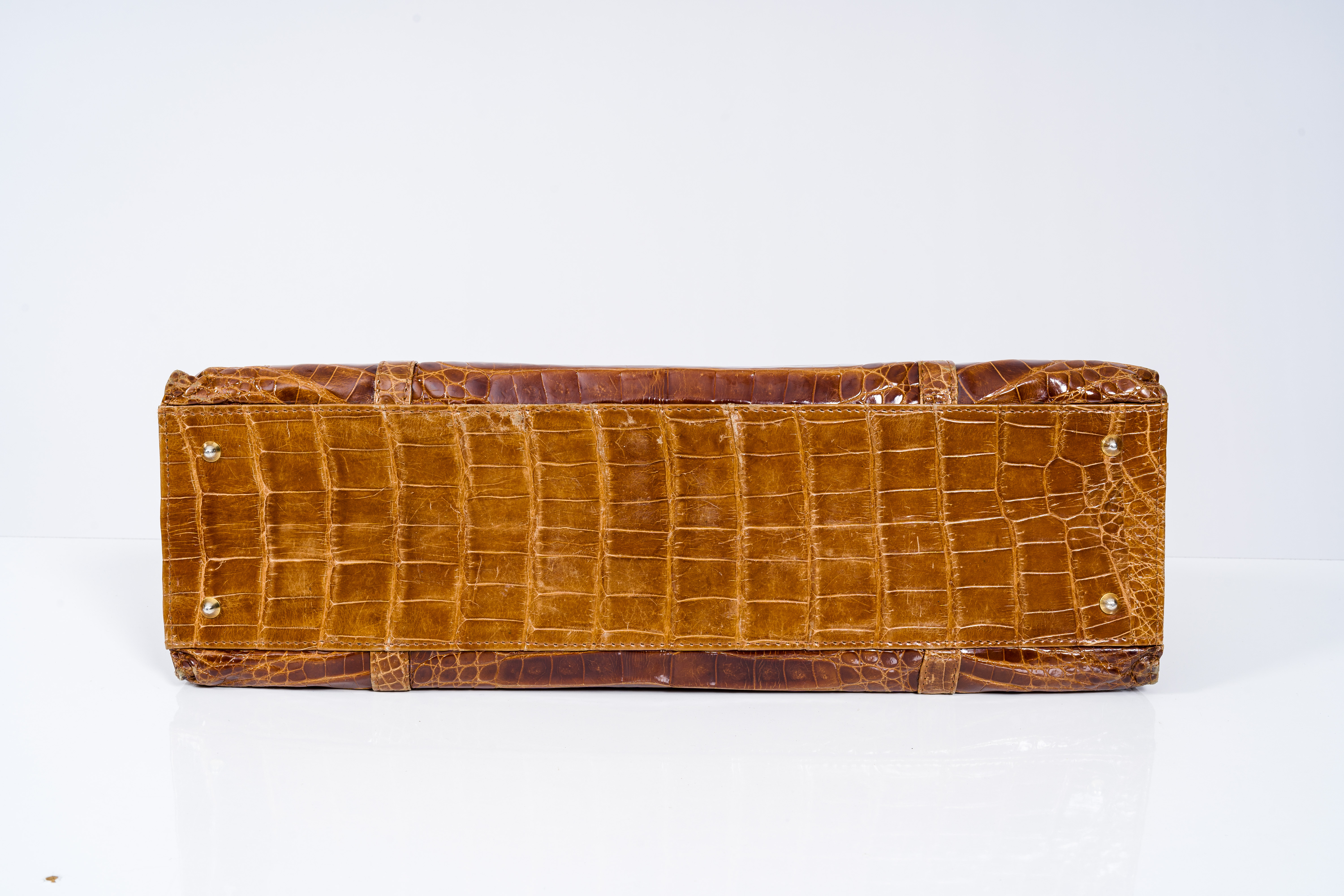 A brown leather crocodile handbag, 20th C. - Image 7 of 9