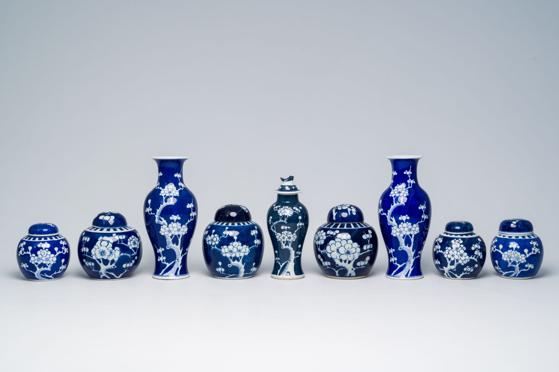 A varied collection of Chinese blue and white prunus on cracked ice ground porcelain, 19th/20th C. - Bild 3 aus 15