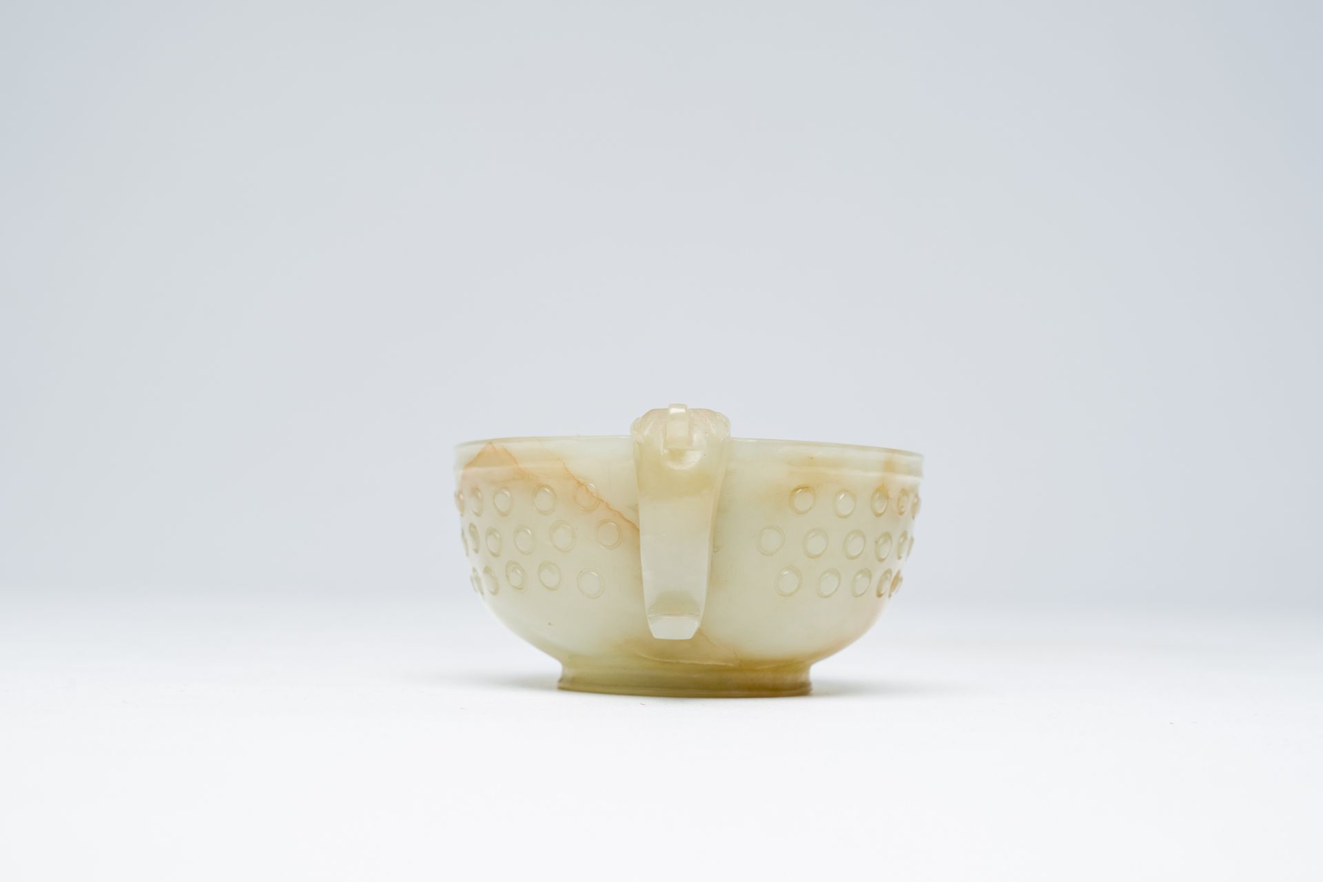 A Chinese celadon jade two-handled bowl, 18th C. - Image 5 of 7