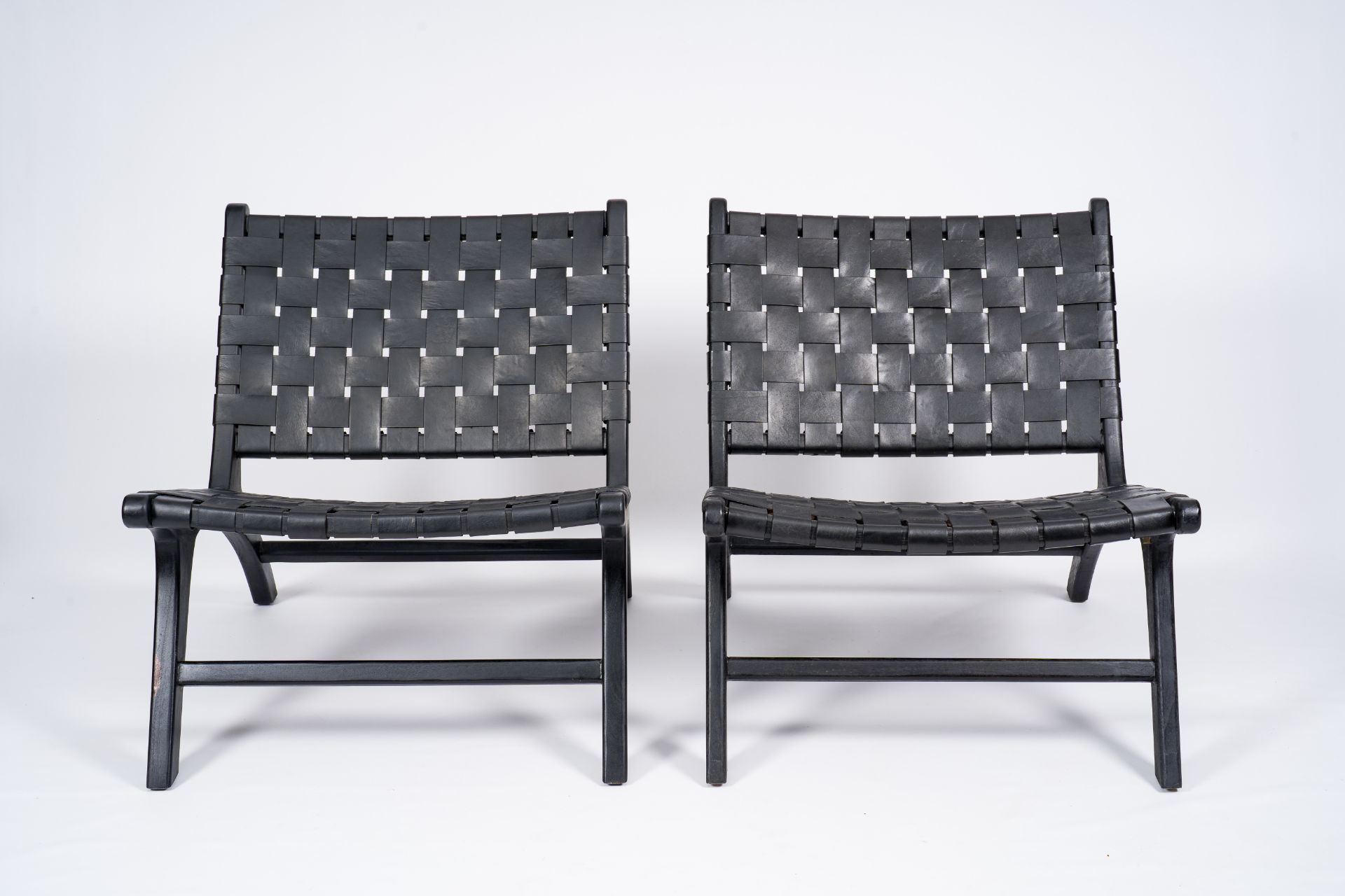 Olivier De Schrijver (1958): A pair of Los Angeles recliner chairs in black leather and black tinted - Image 2 of 10