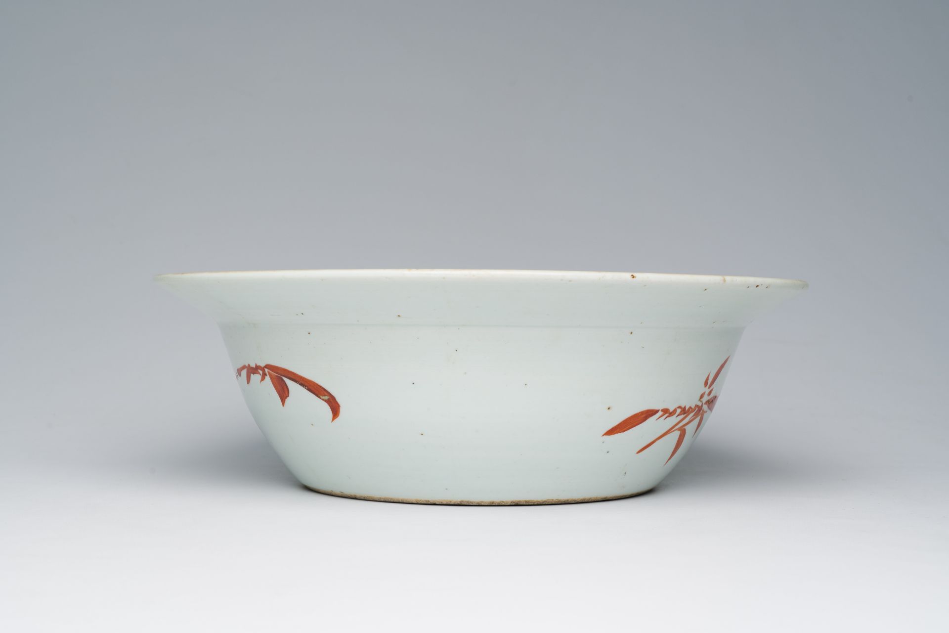 A Chinese famille rose bowl with a pheasant among blossoming branches, 19th C. - Bild 5 aus 9