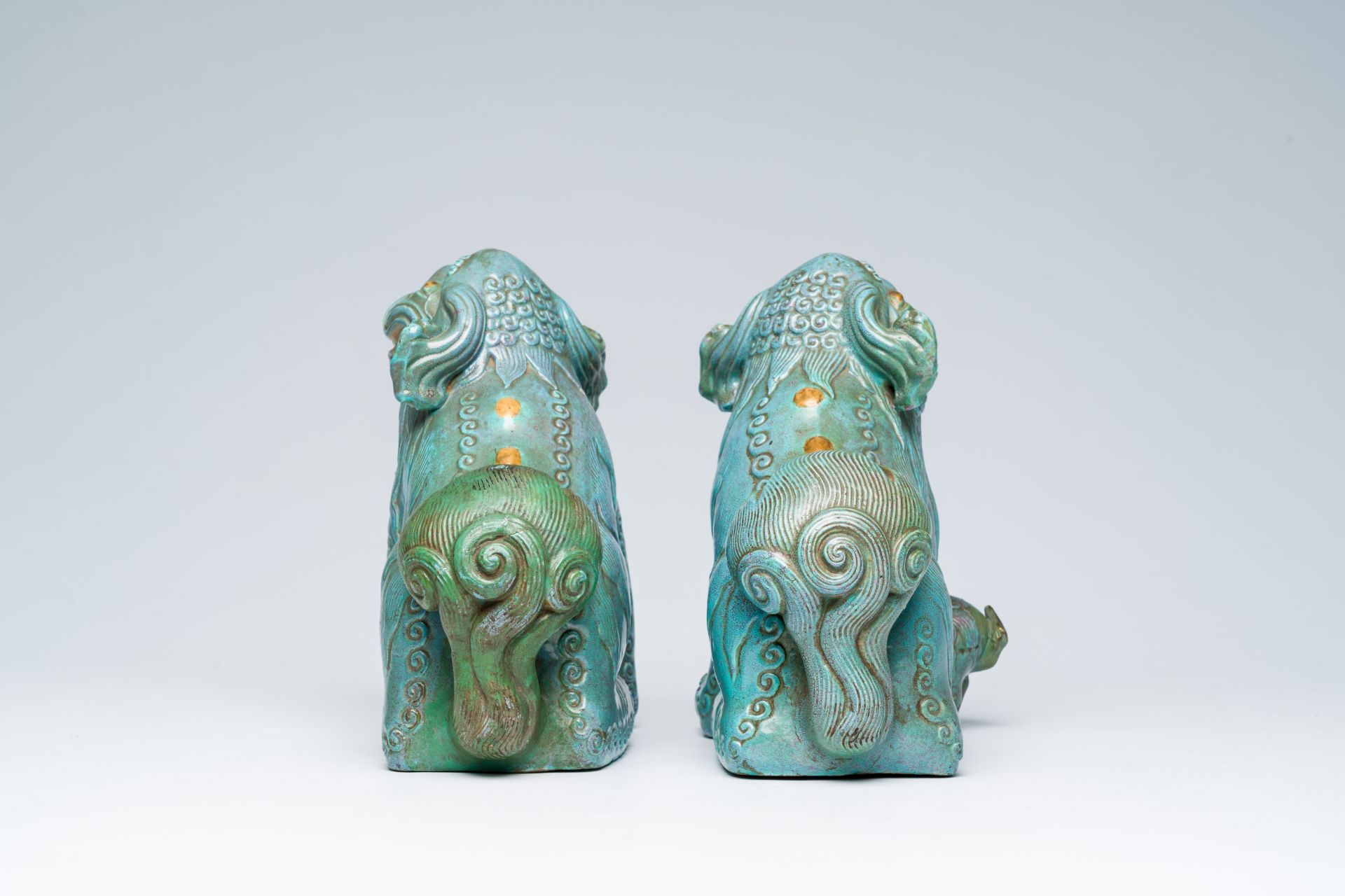 A pair of Chinese robin's egg glazed Buddhist lions, Republic, 20th C. - Bild 4 aus 8