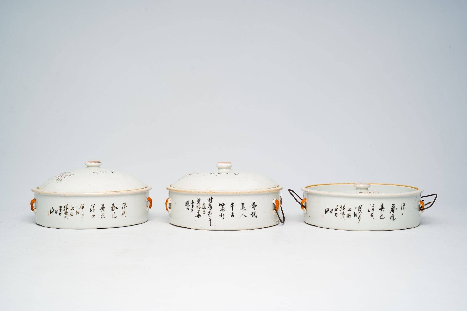 Three Chinese qianjiang cai tureens and covers with ladies in a garden, 19th/20th C. - Image 4 of 9