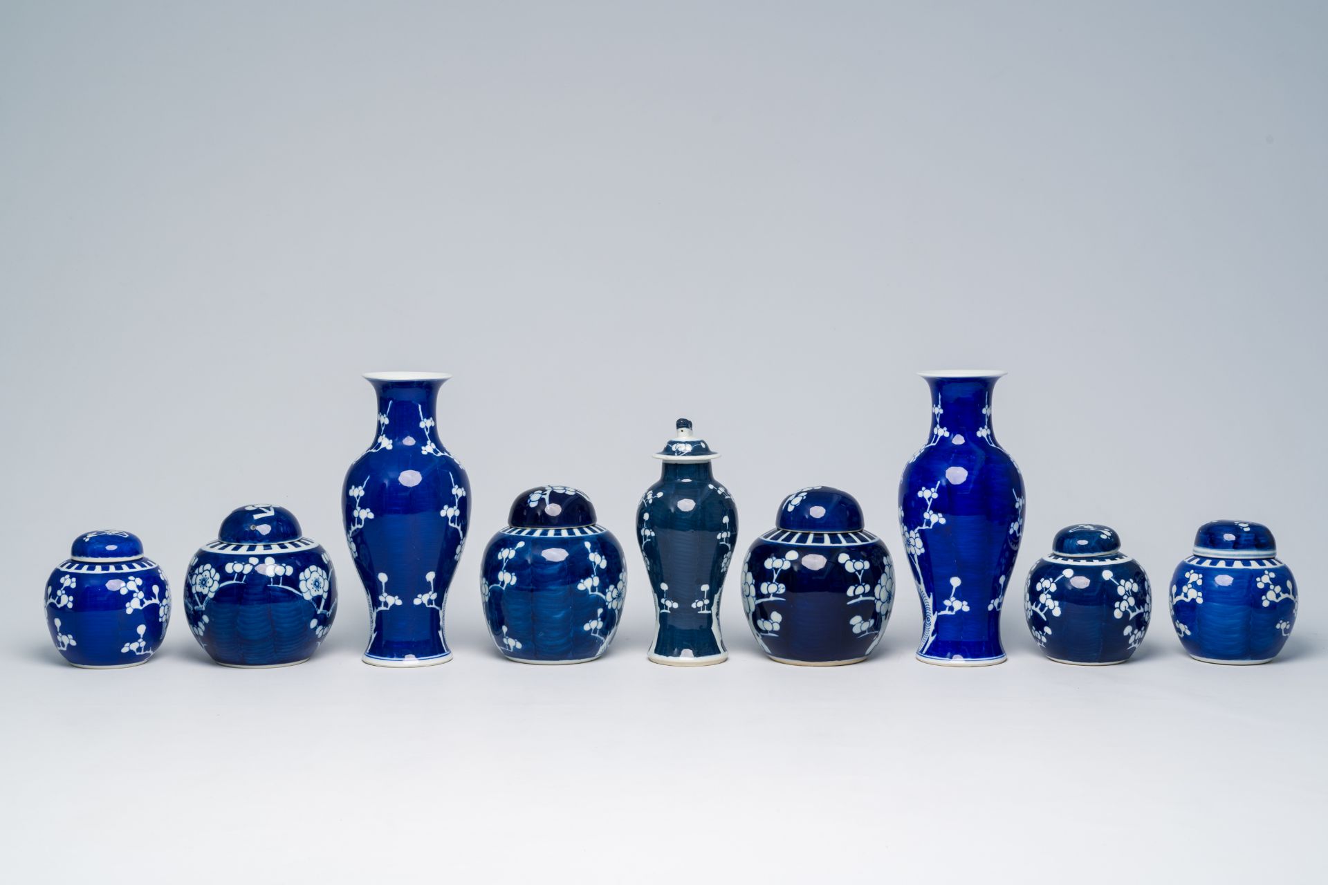 A varied collection of Chinese blue and white prunus on cracked ice ground porcelain, 19th/20th C. - Bild 4 aus 15
