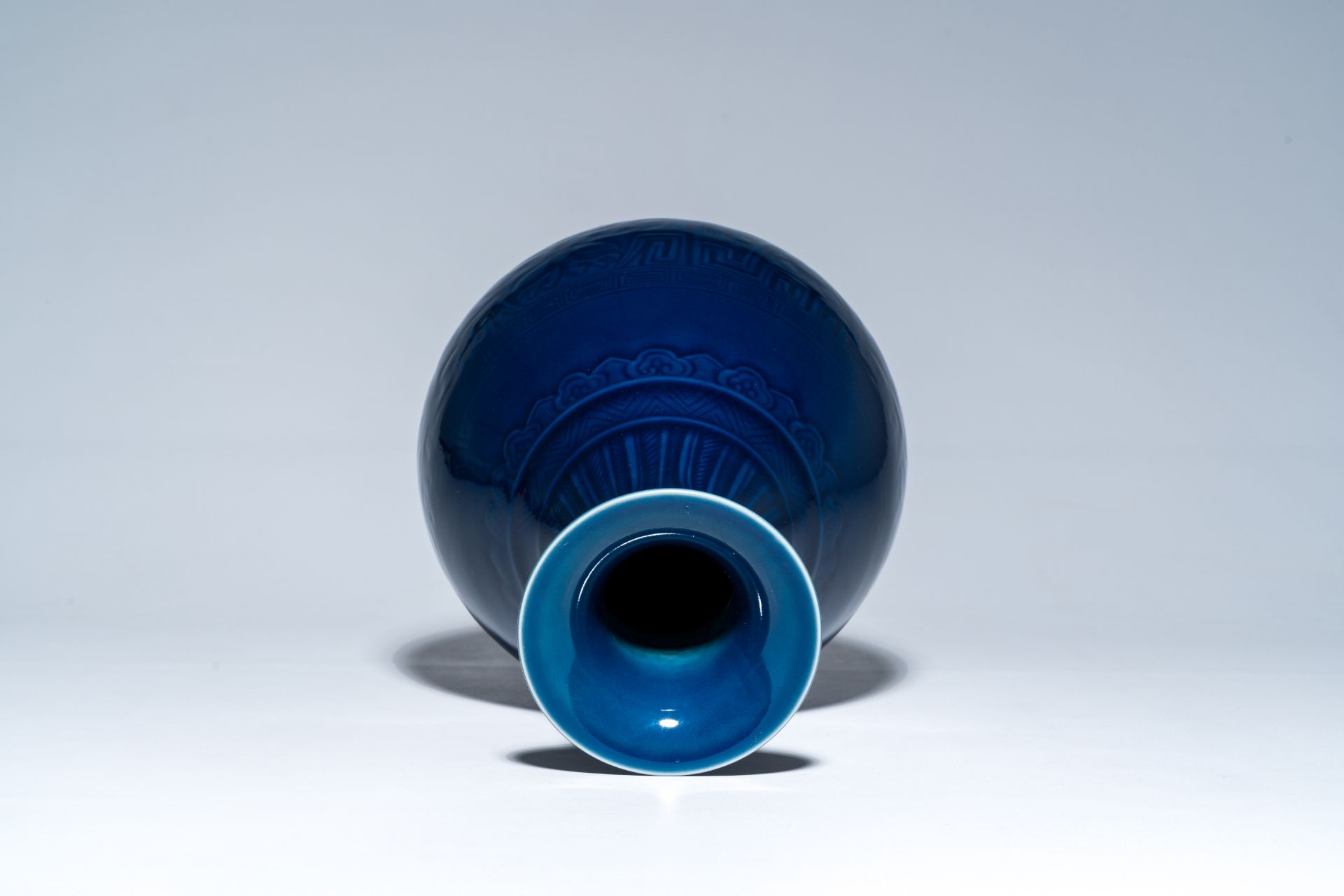 A Chinese monochrome blue vase with underglaze design, 19th/20th C. - Image 5 of 6