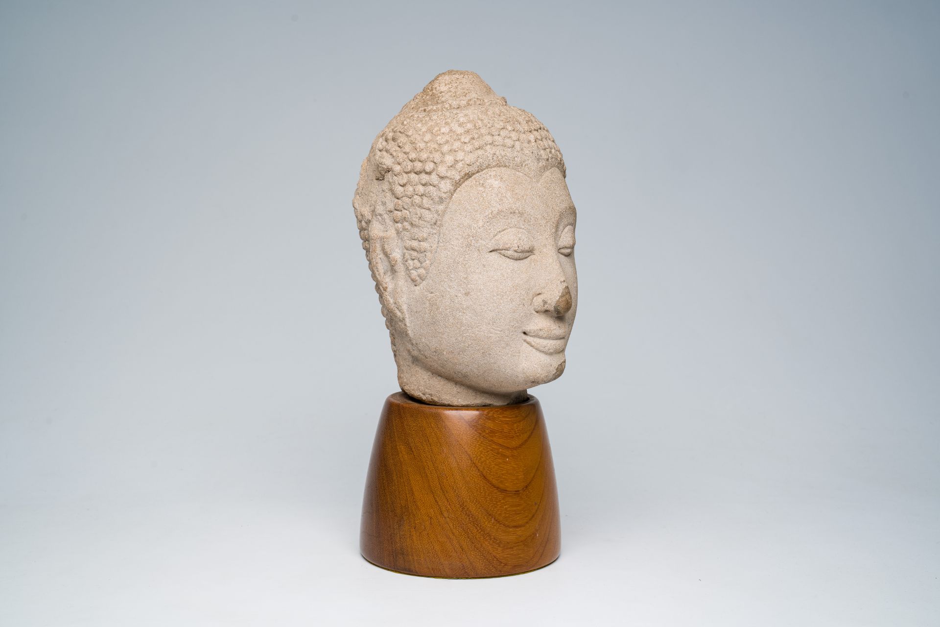 A Thai sandstone Ayutthaya style head of Buddha Shakyamuni, 17th C. - Bild 2 aus 8