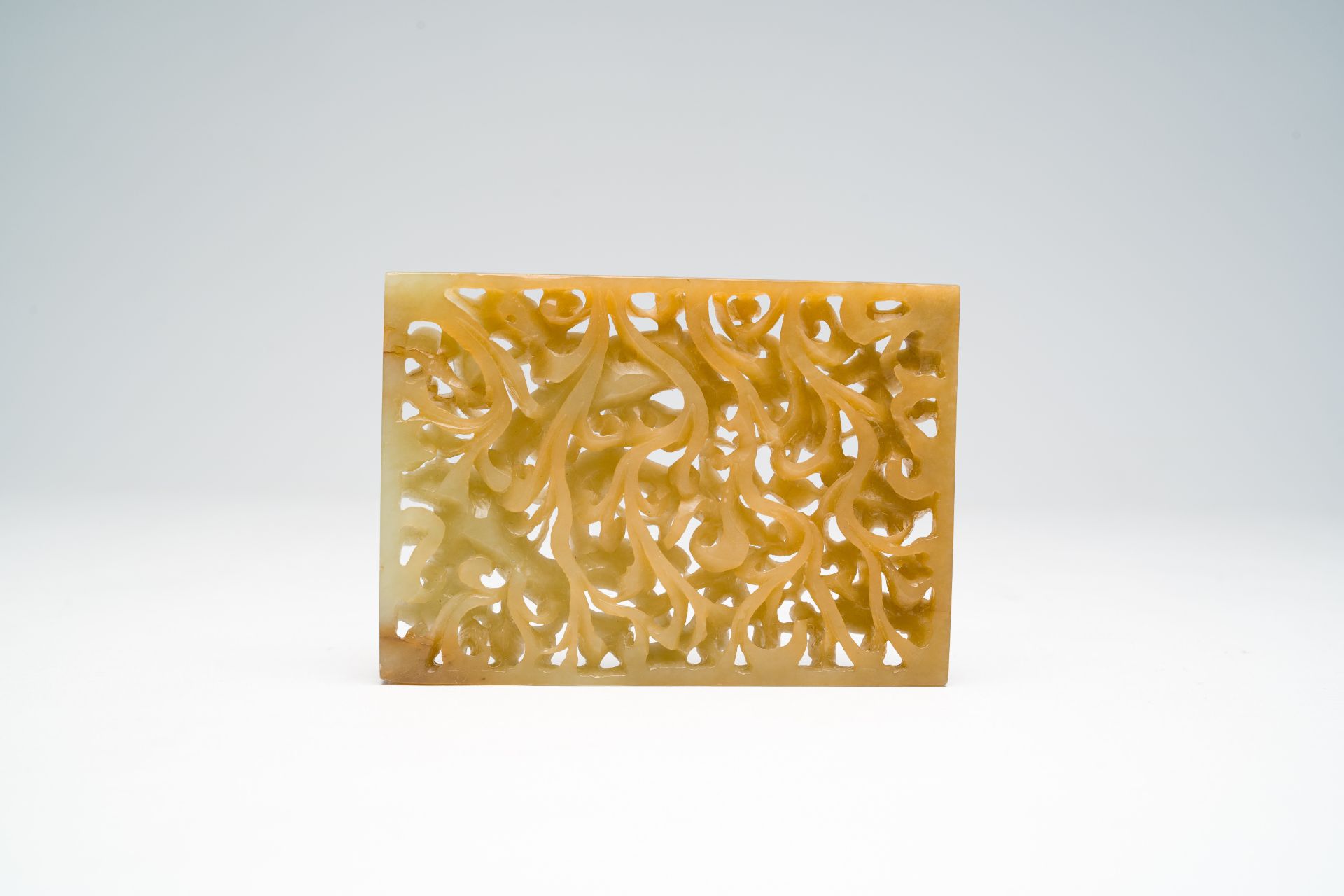 A Chinese reticulated jade 'dragon' plaque, 19th/20th C. - Image 2 of 2