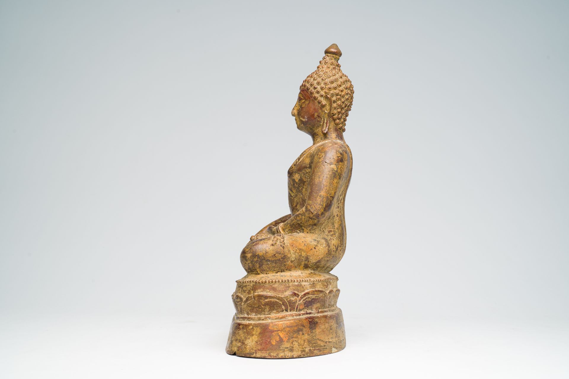 A Thai bronze Buddha in Ayutthaya-style, 18th/19th C. - Bild 3 aus 7