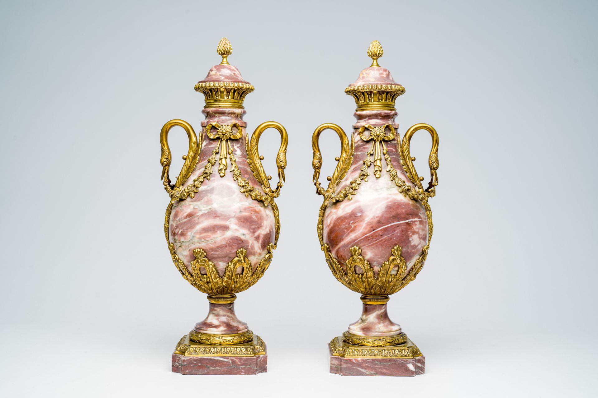 A pair of French bronze mounted Empire style marble cassolettes wit swan necks and floral design, 19 - Image 3 of 6