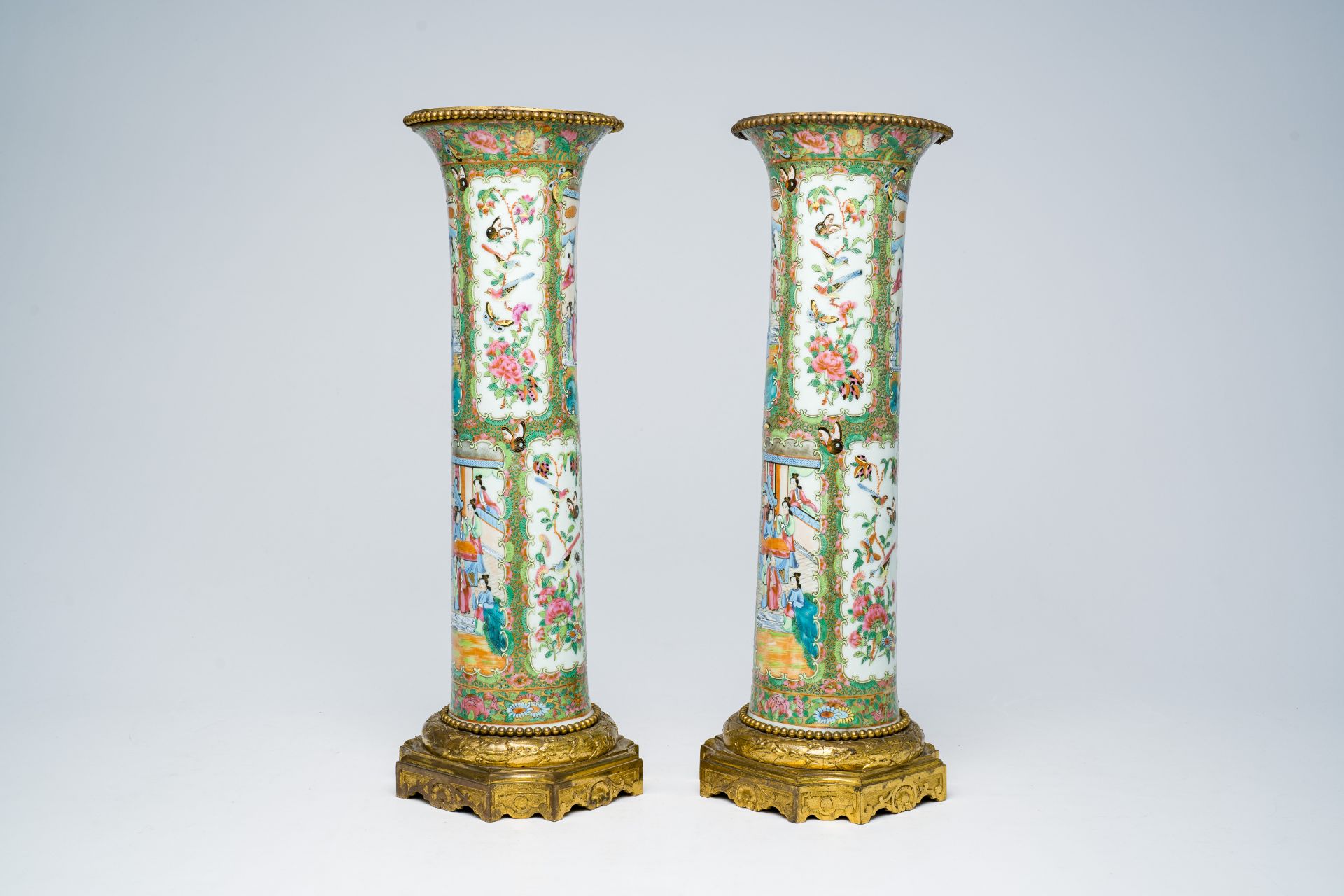 A pair of Chinese Canton famille rose gilt bronze mounted sleeve vases with palace scenes, 19th C. - Bild 5 aus 8