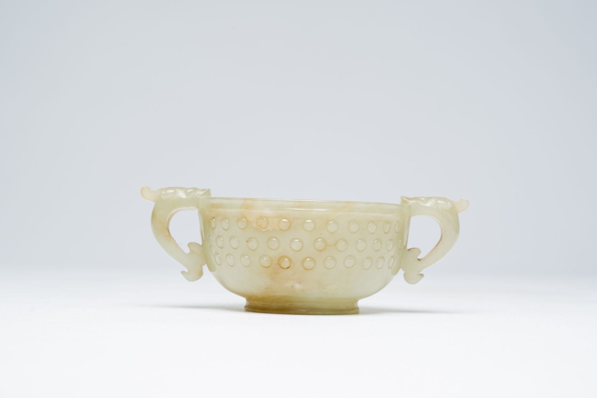 A Chinese celadon jade two-handled bowl, 18th C. - Image 2 of 7