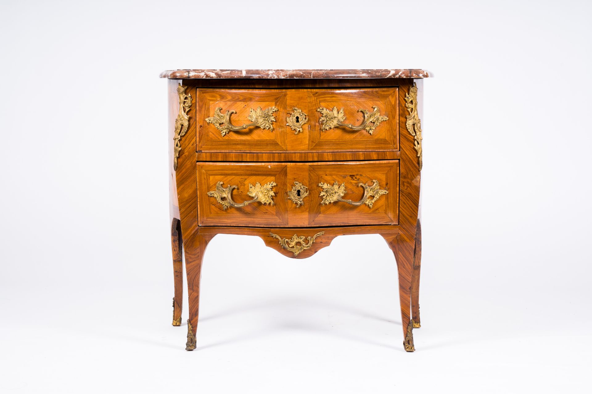 A French Louis XV style bronze mounted veneered wood chest of drawers with marble top, 18th C. - Image 2 of 6