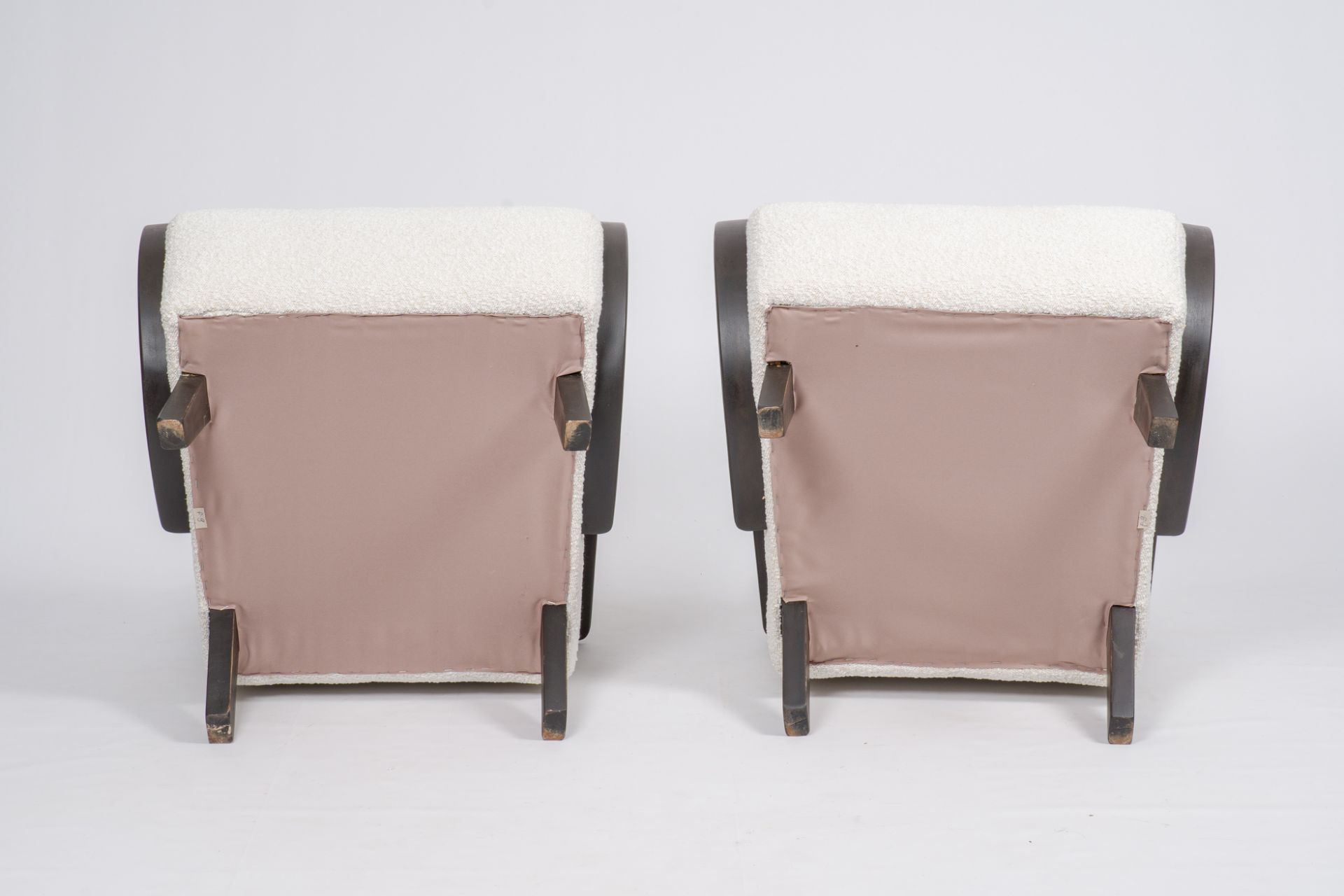Jindrich Halabala (1903-1978): A pair of wood armchairs with fabric upholstery, third quarter 20th C - Image 6 of 7