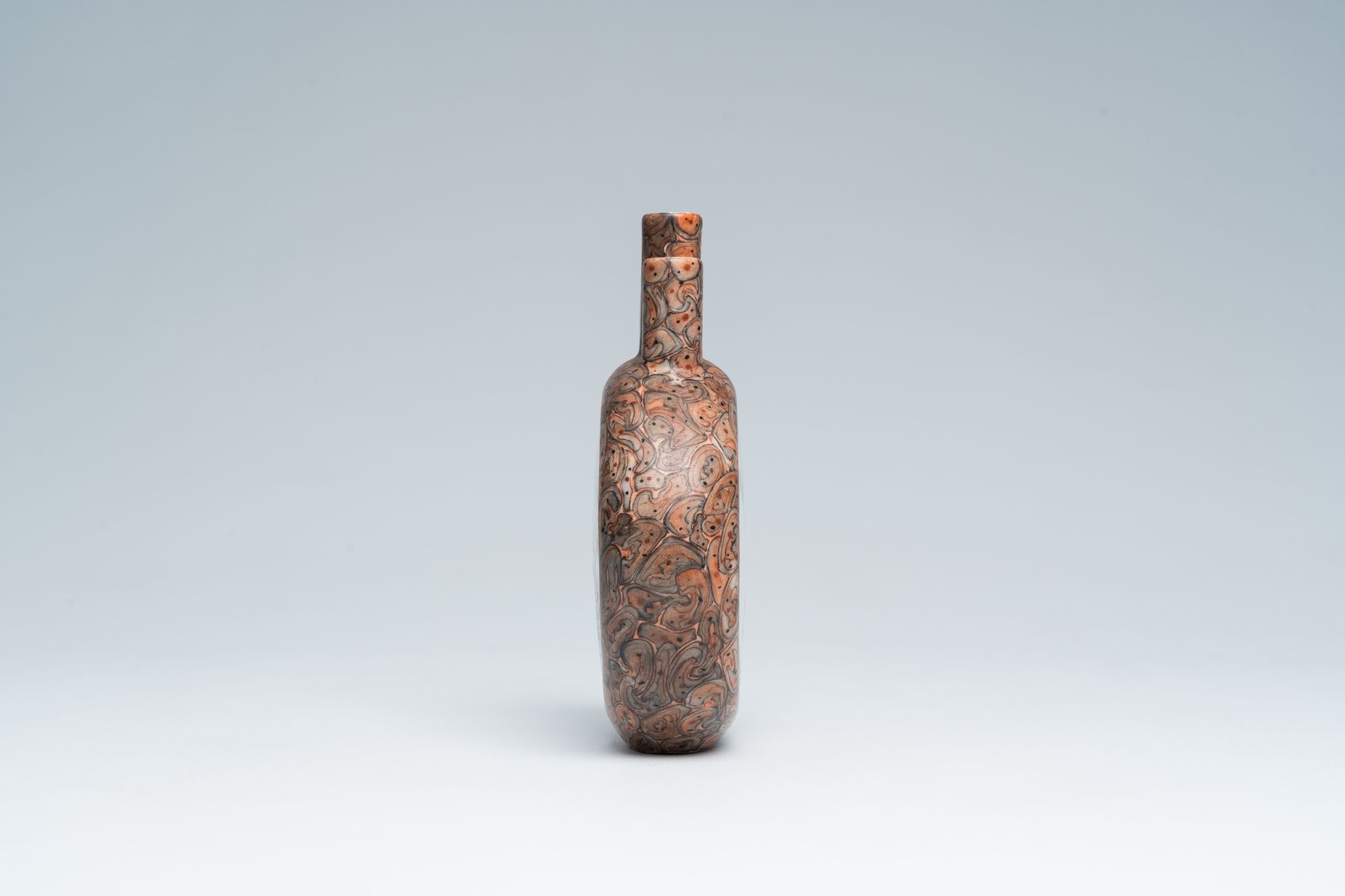 A Chinese three-necked qianjiang cai vase with floral and marbled design, 20th C. - Bild 4 aus 16