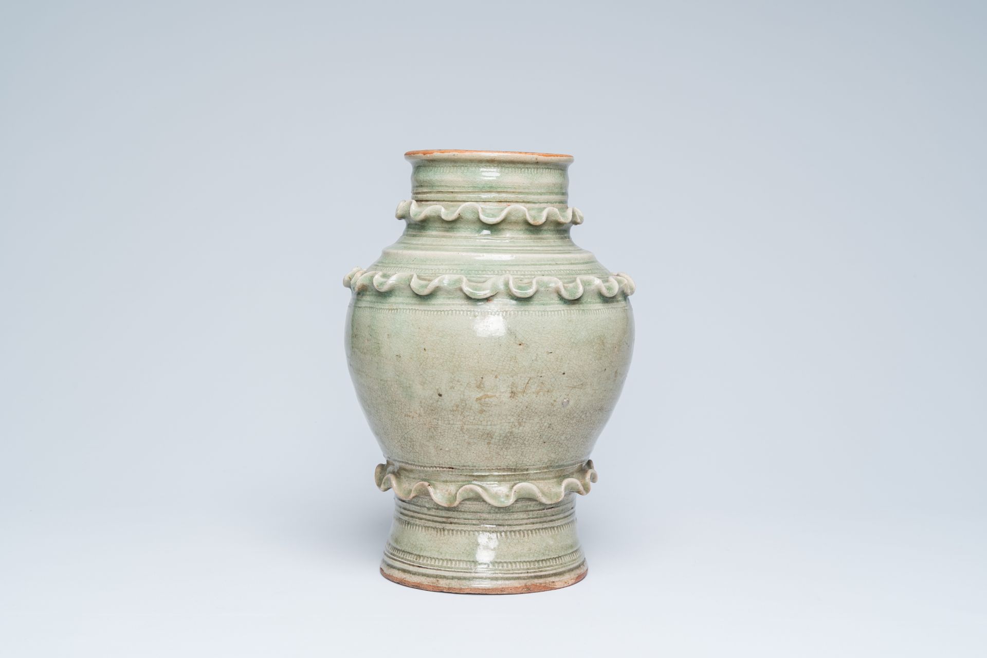 A celadon-glazed crackle-ground vase, Thailand or Vietnam, 18th/19th C. - Image 4 of 6