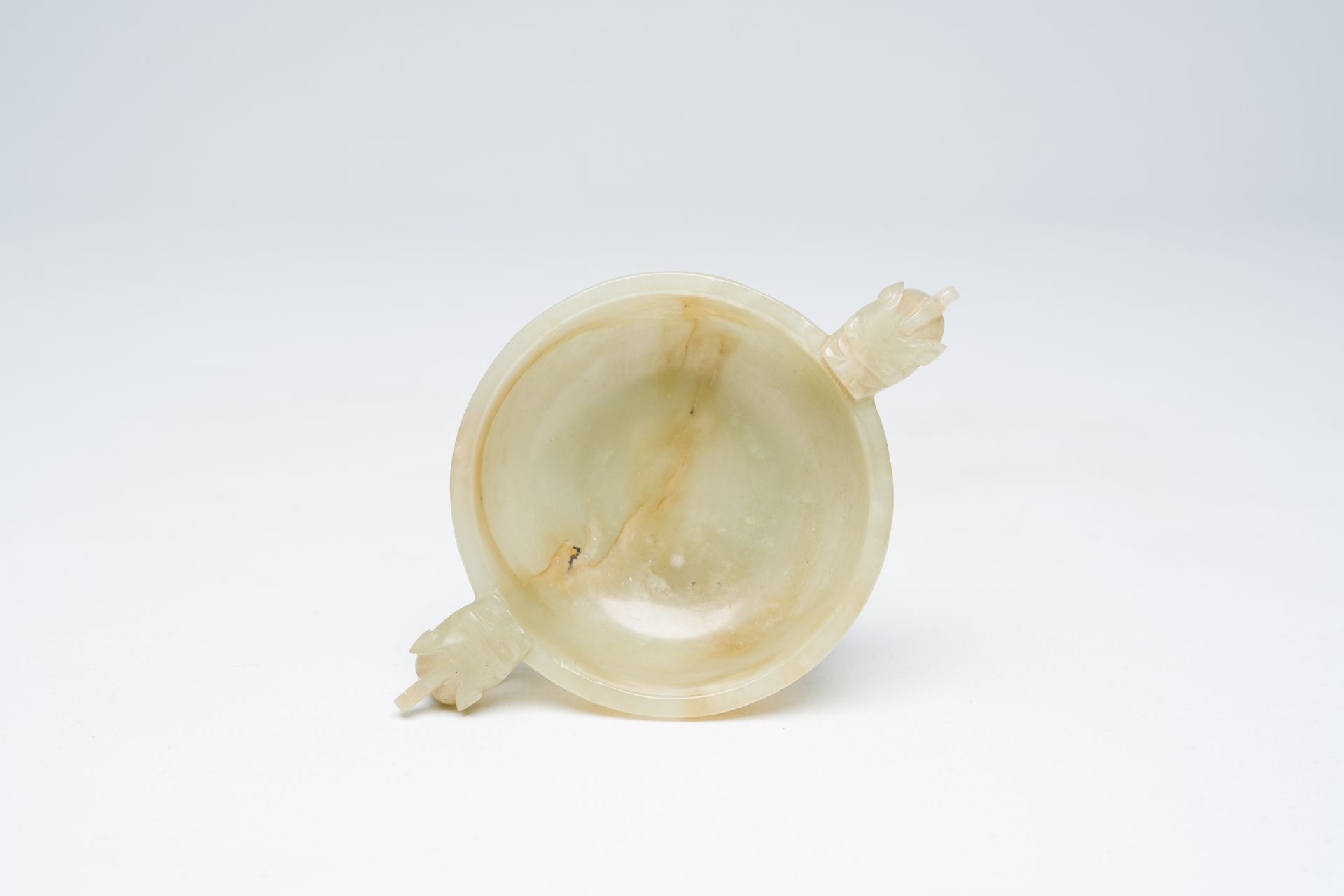 A Chinese celadon jade two-handled bowl, 18th C. - Image 6 of 7