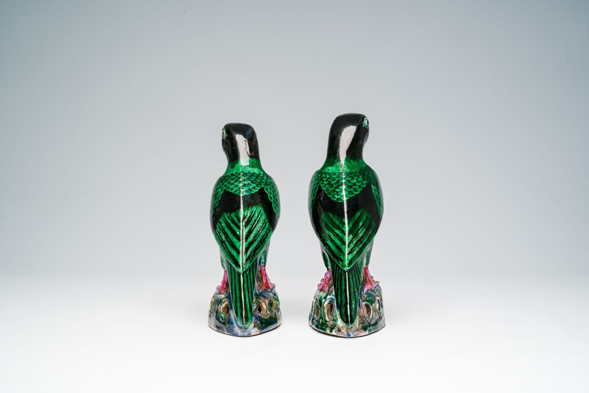 A pair of Chinese polychrome models of parrots, 19th/20th C. - Image 6 of 8