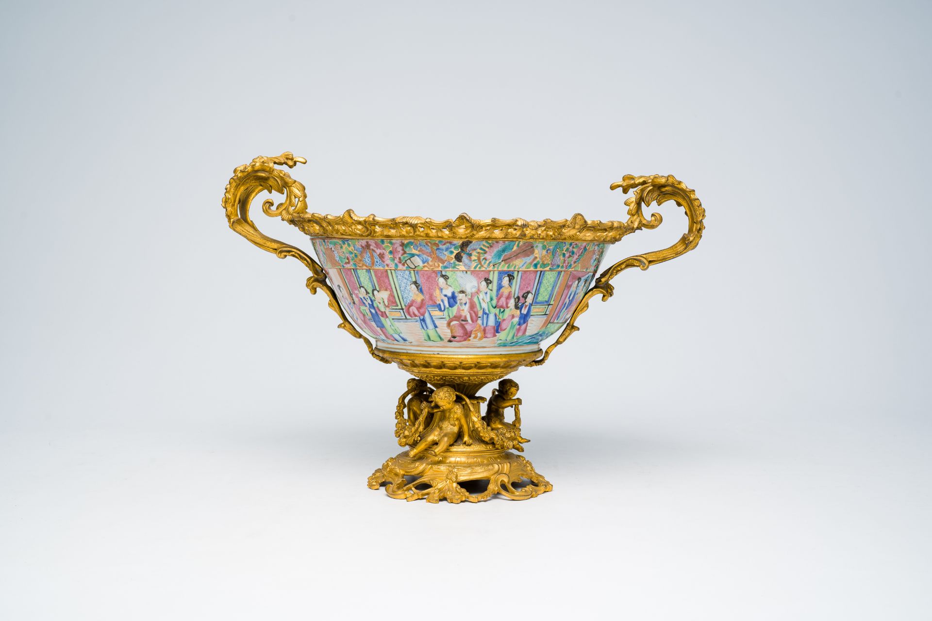 A Chinese gilt bronze mounted Canton famille rose bowl with a palace scene all around. 19th C. - Image 5 of 8