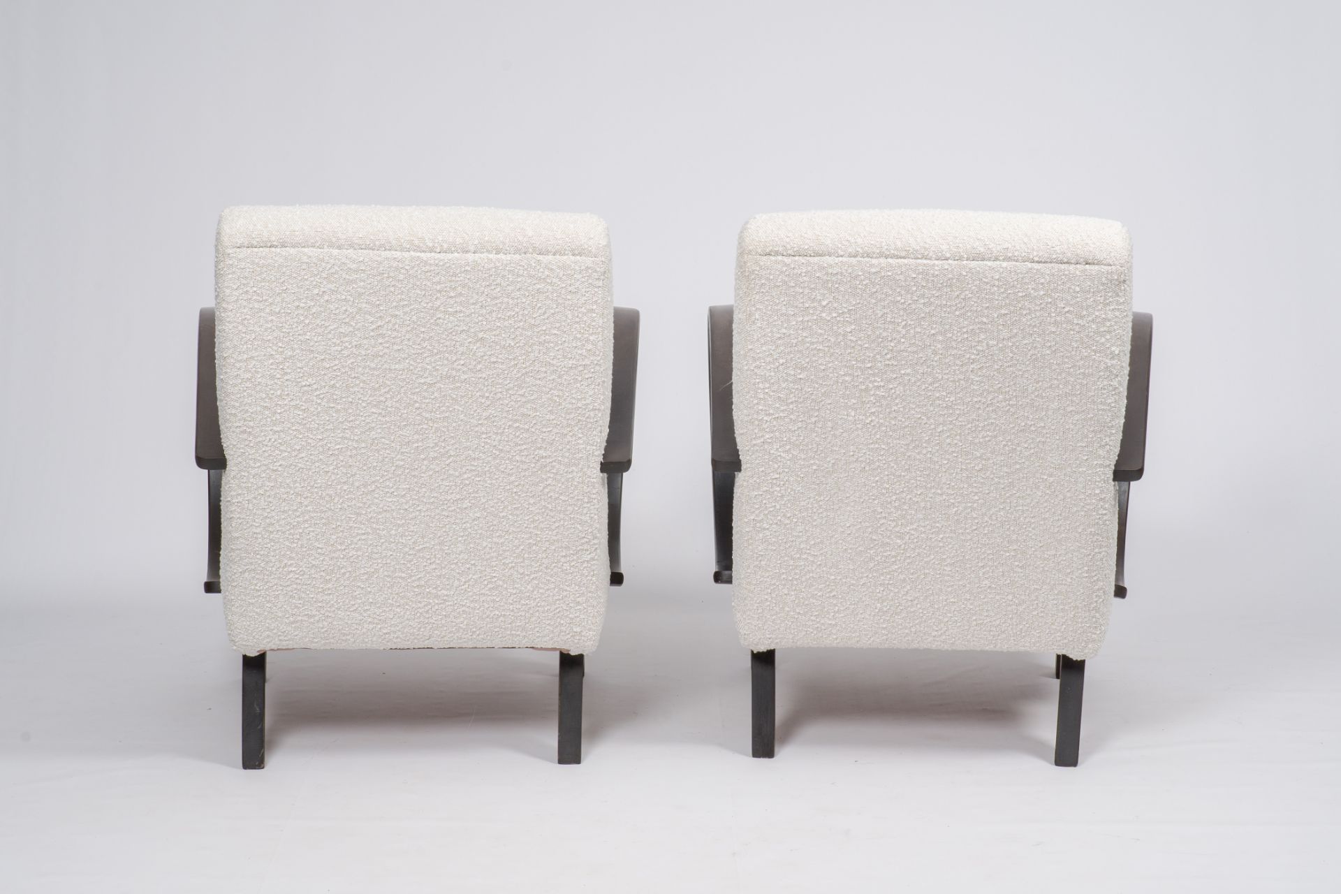 Jindrich Halabala (1903-1978): A pair of wood armchairs with fabric upholstery, third quarter 20th C - Image 4 of 7