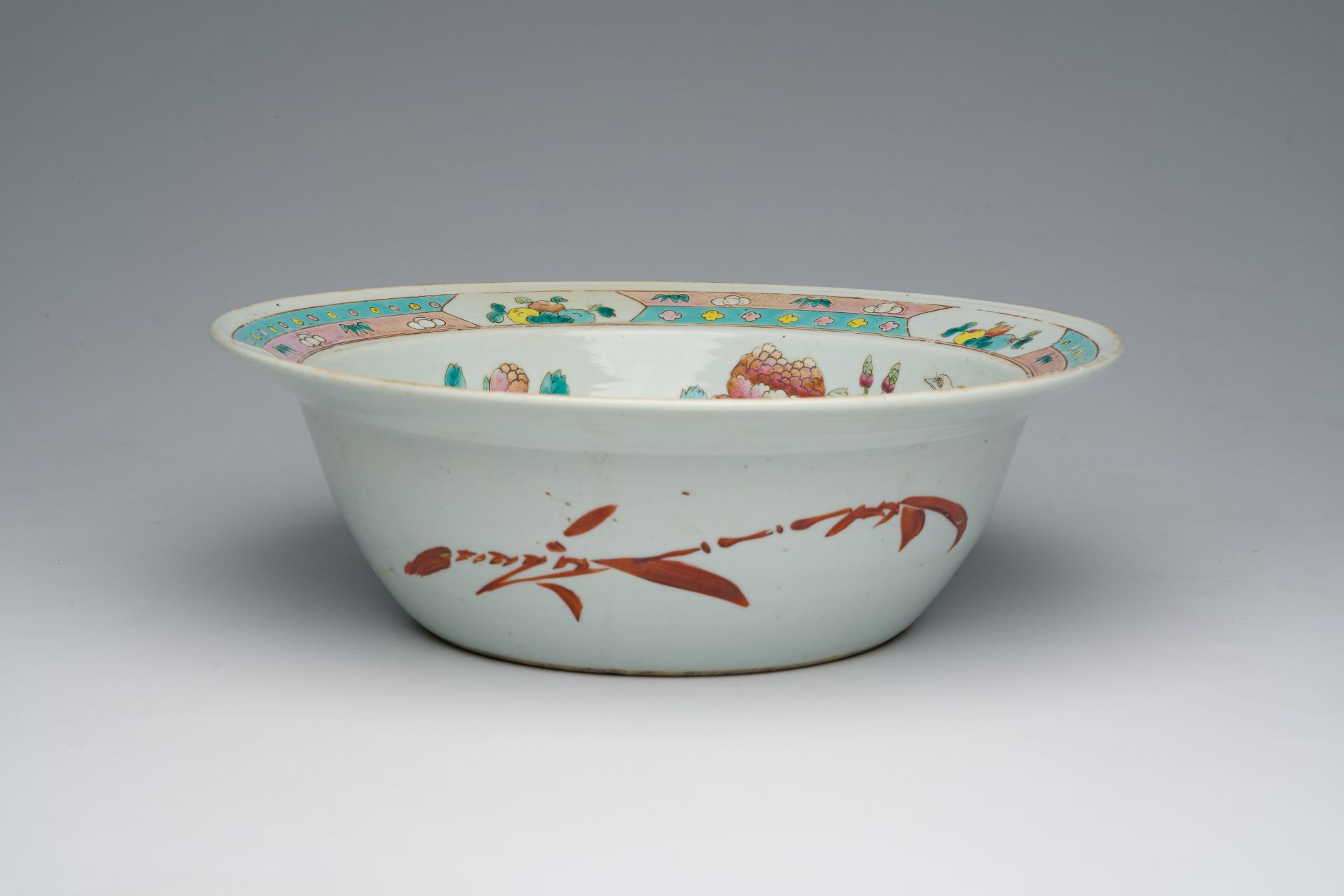 A Chinese famille rose bowl with a pheasant among blossoming branches, 19th C. - Bild 2 aus 9