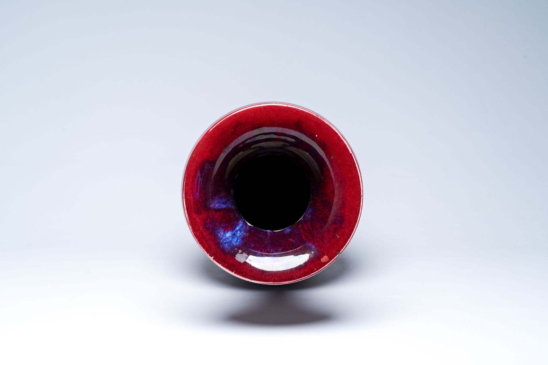 A Chinese monochrome sang-de-boeuf glazed vase, 20th C. - Bild 5 aus 6