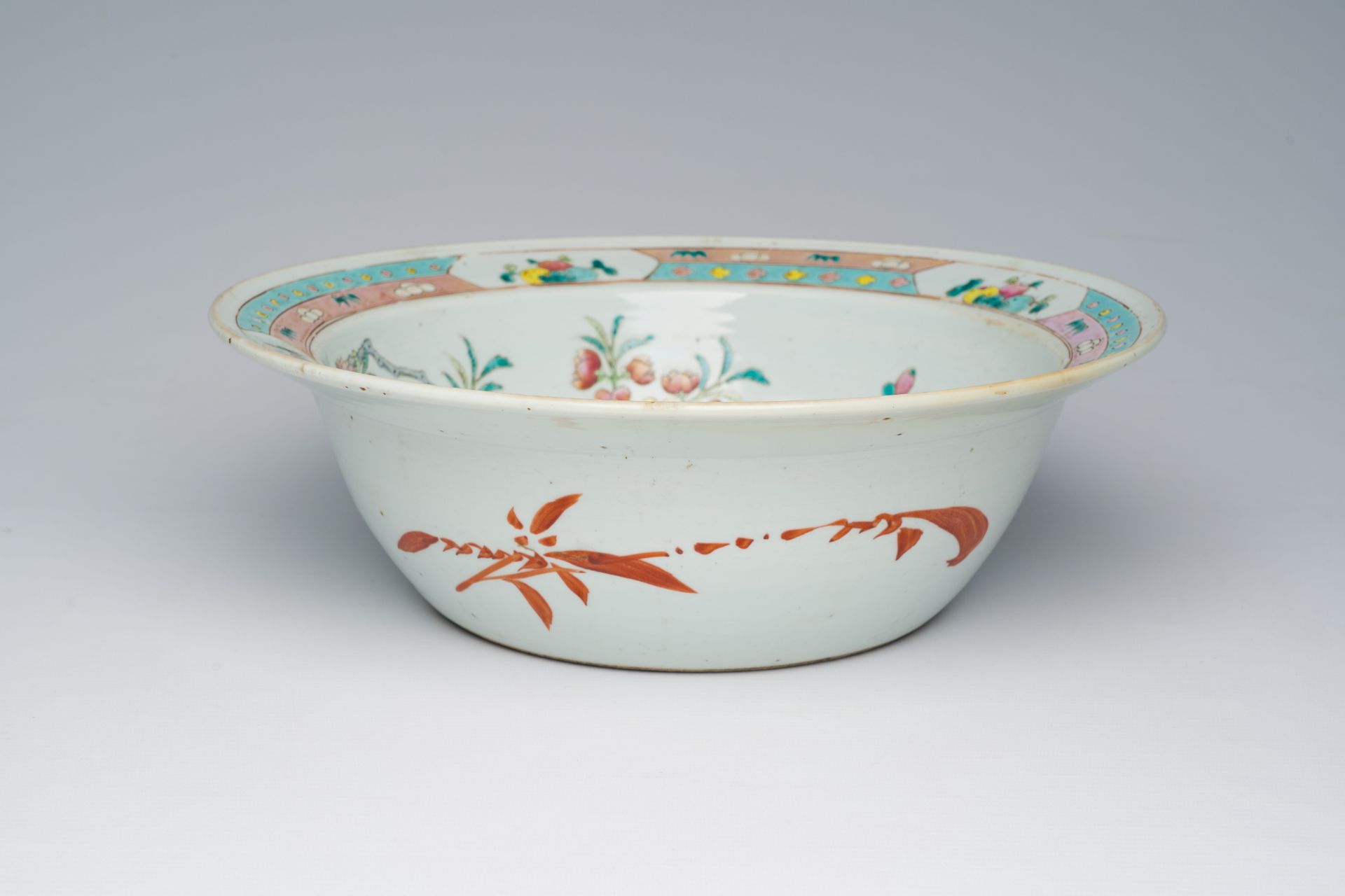 A Chinese famille rose bowl with a pheasant among blossoming branches, 19th C. - Bild 9 aus 9