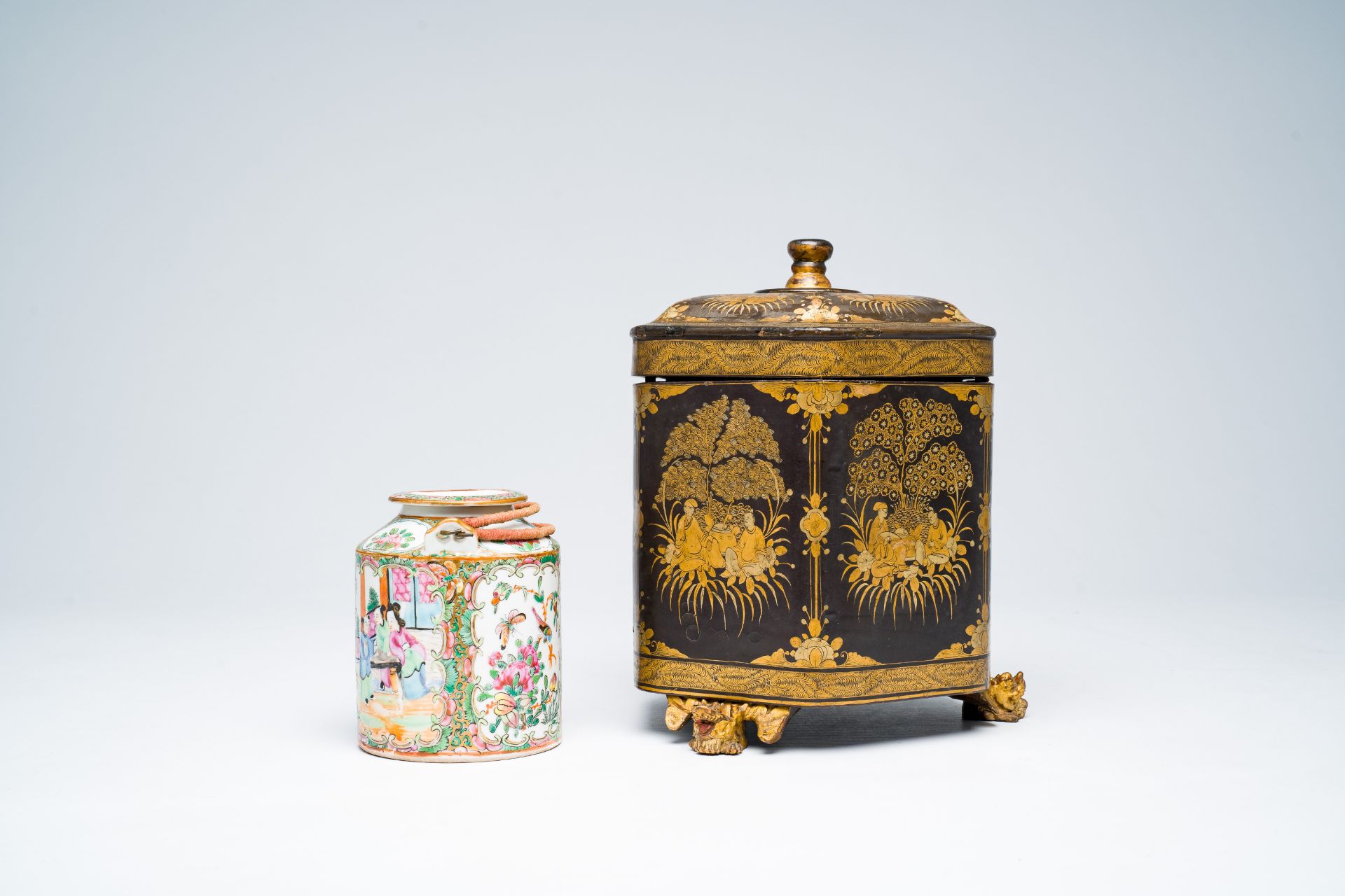 A Chinese hexagonal export Canton black- and gold-lacquer tea box with a matching famille rose teapo - Image 6 of 9