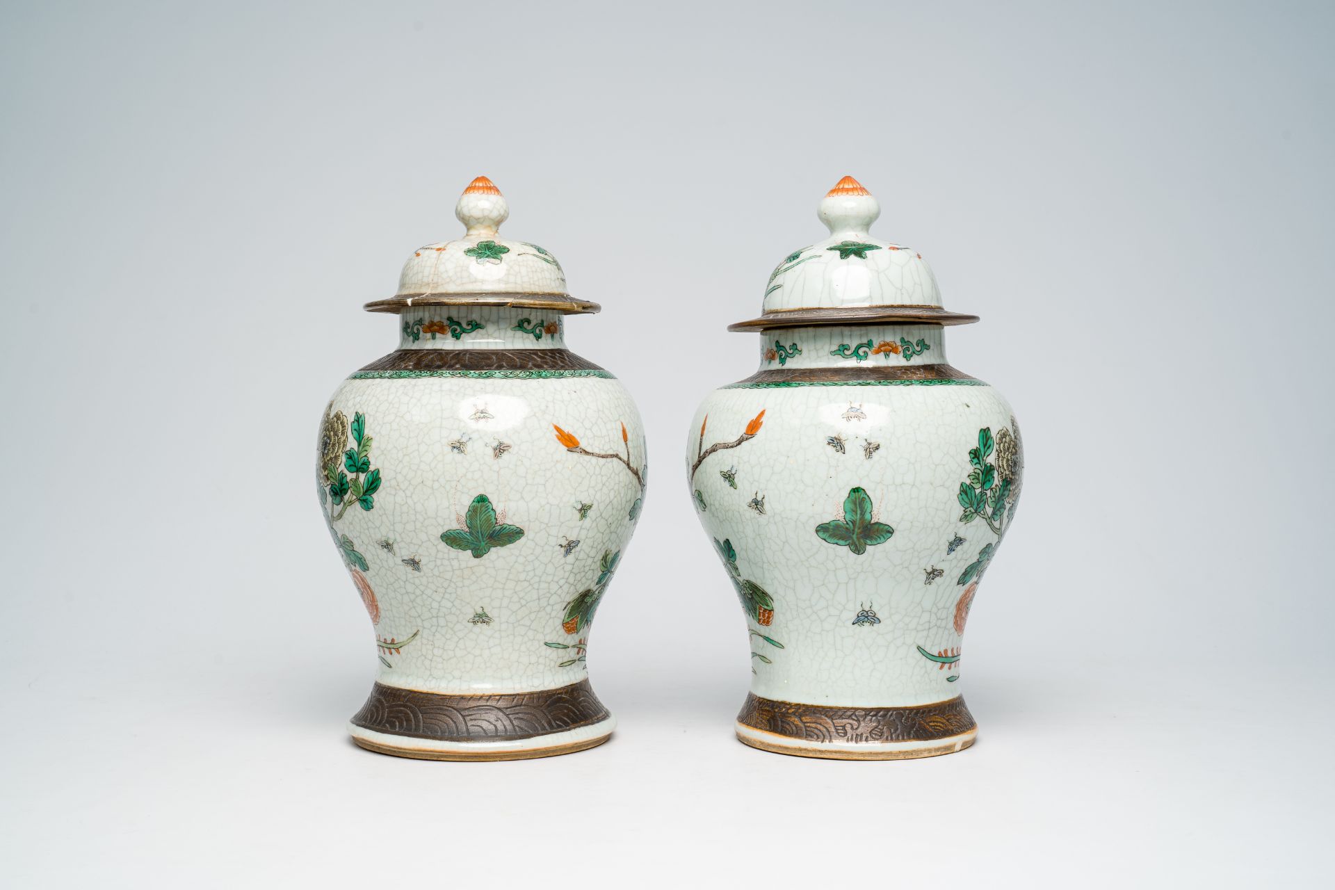A pair of Chinese Nanking crackle glazed famille verte vases and covers with pheasants among blossom - Bild 3 aus 6