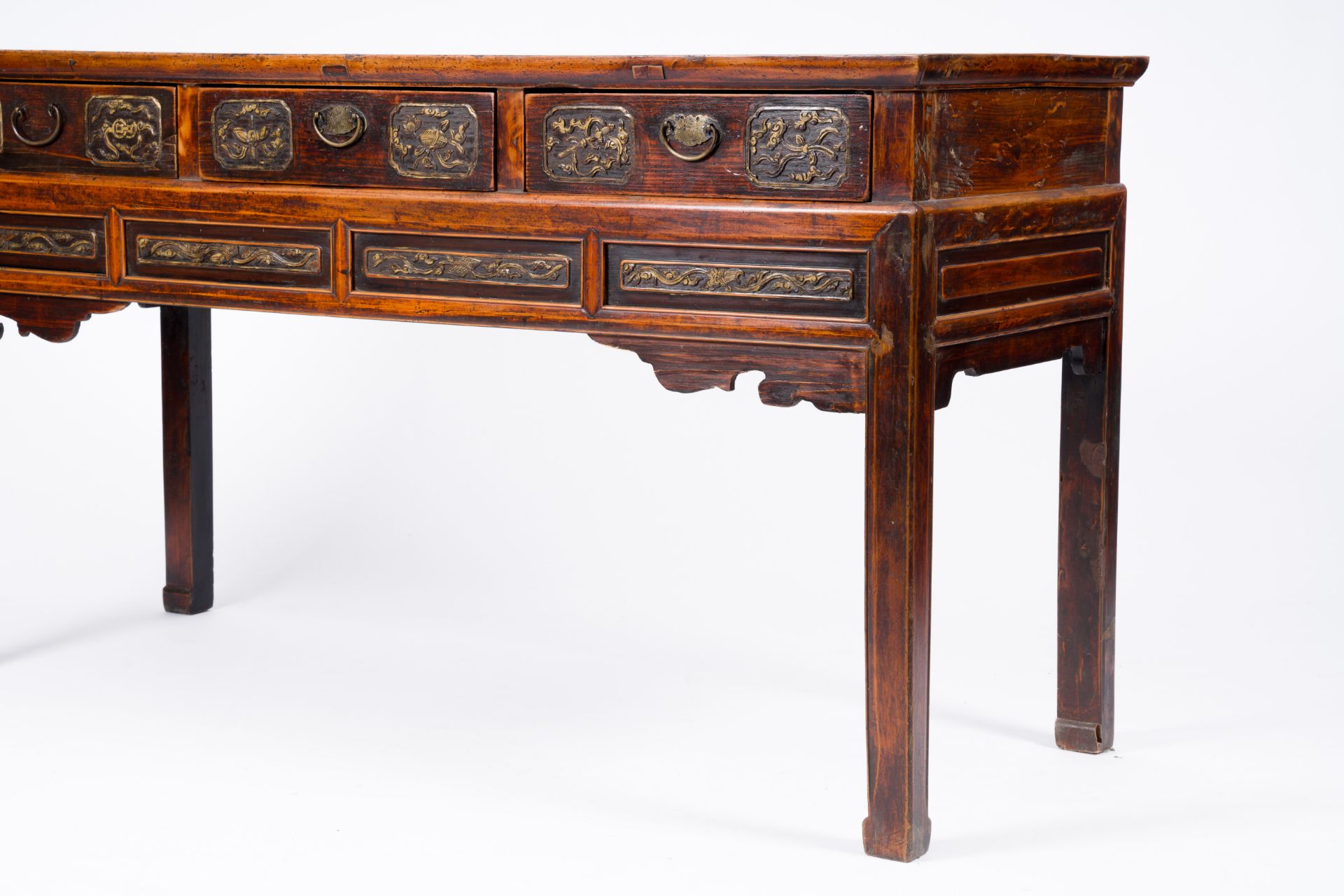 A Chinese wood wall console with partly gilt relief design, 19th/20th C. - Image 4 of 7