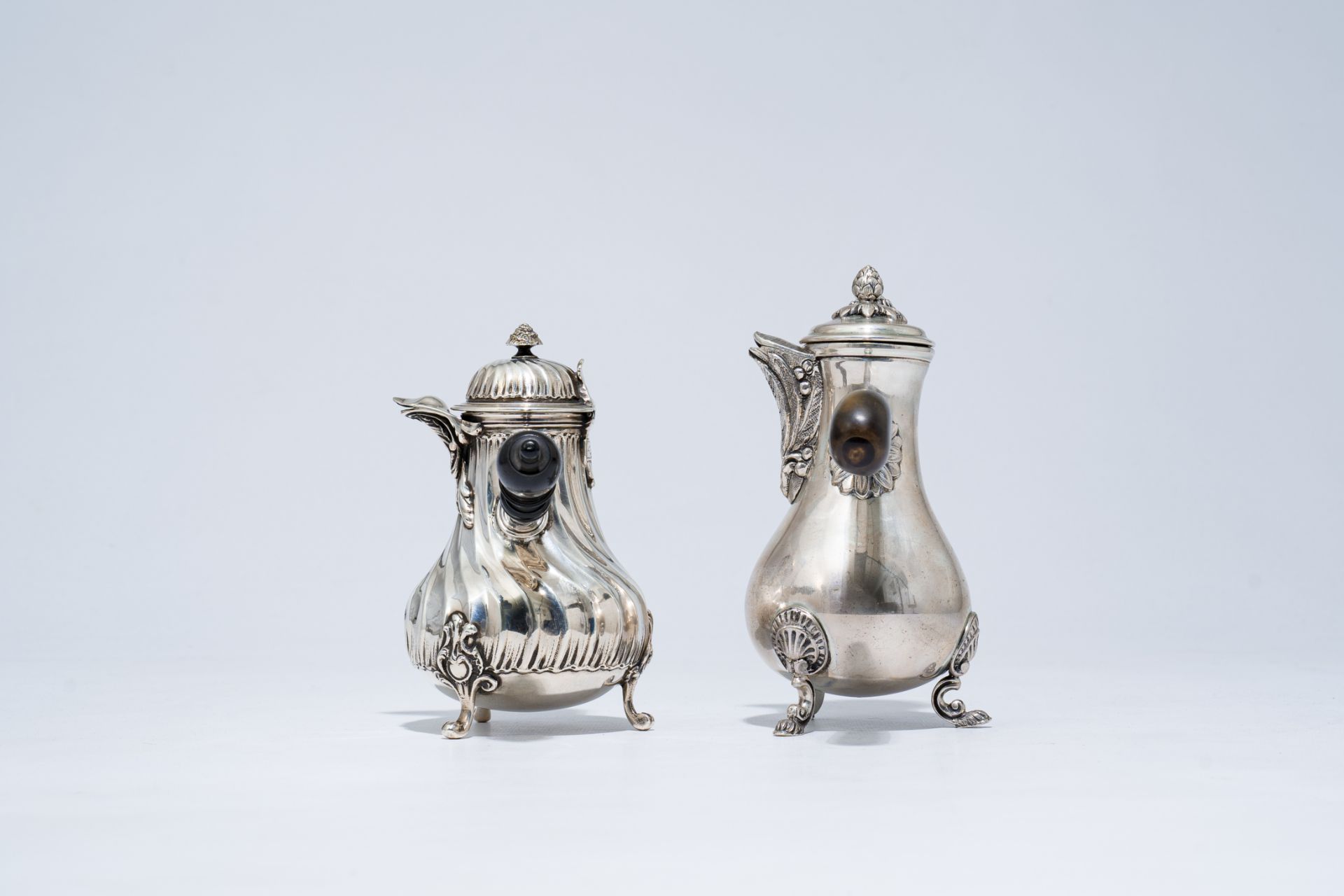 Two silver Louis XV and Louis XVI style 'egoist' jugs and covers, 800 and 950/000, 19th/20th C. - Image 5 of 9
