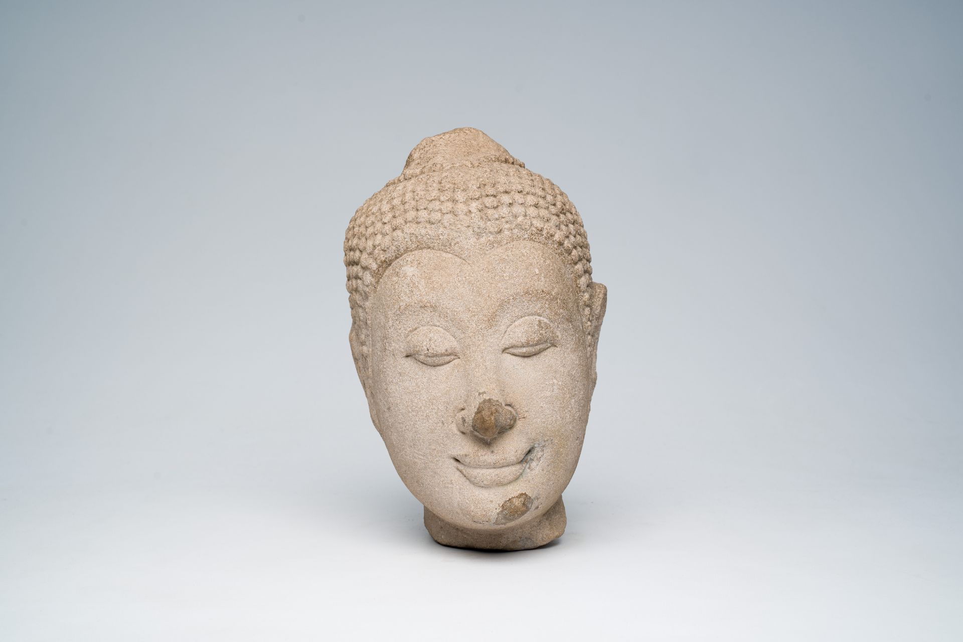 A Thai sandstone Ayutthaya style head of Buddha Shakyamuni, 17th C. - Bild 3 aus 8