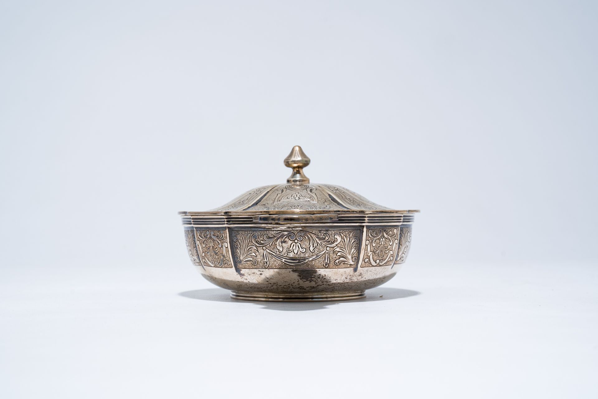 A Belgian silver bowl and cover with floral design, maker's mark Wolfers, 800/000, 20th C. - Image 4 of 9