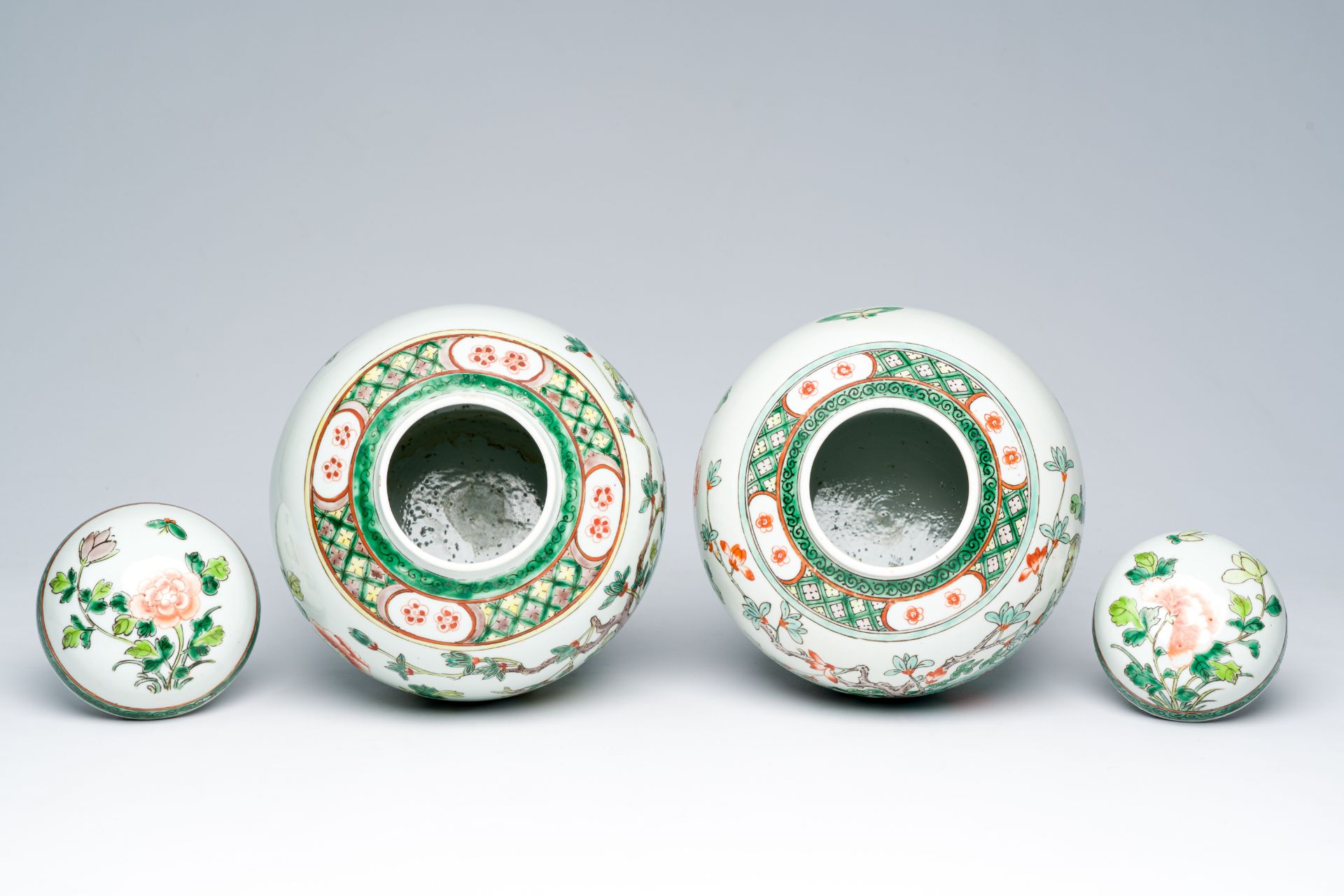 Two Chinese famille verte jars and covers with floral design, 19th C. - Image 6 of 7