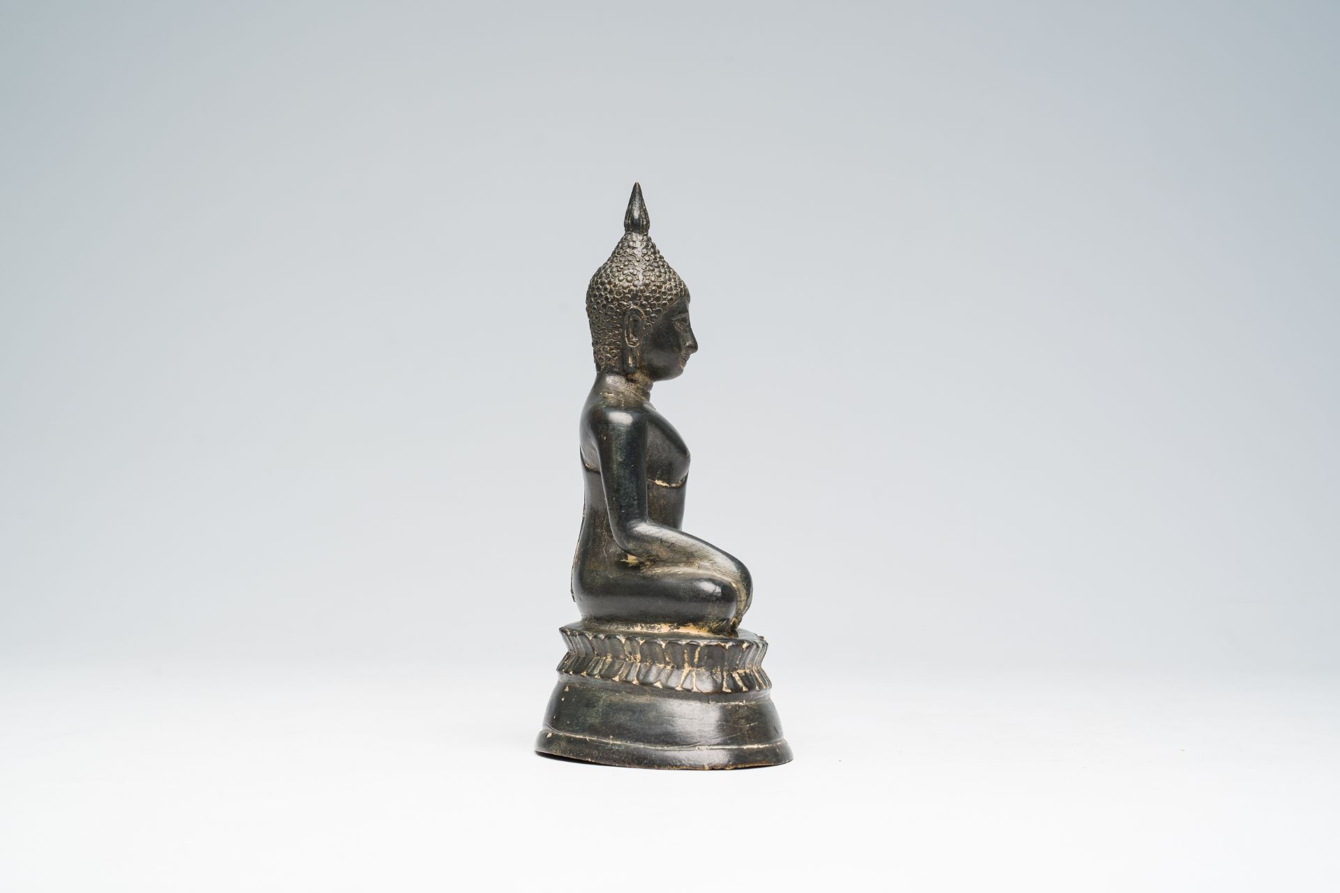 A bronze sculpture of the seated Buddha, Southeast Asia, 18th/19th C. - Image 5 of 7