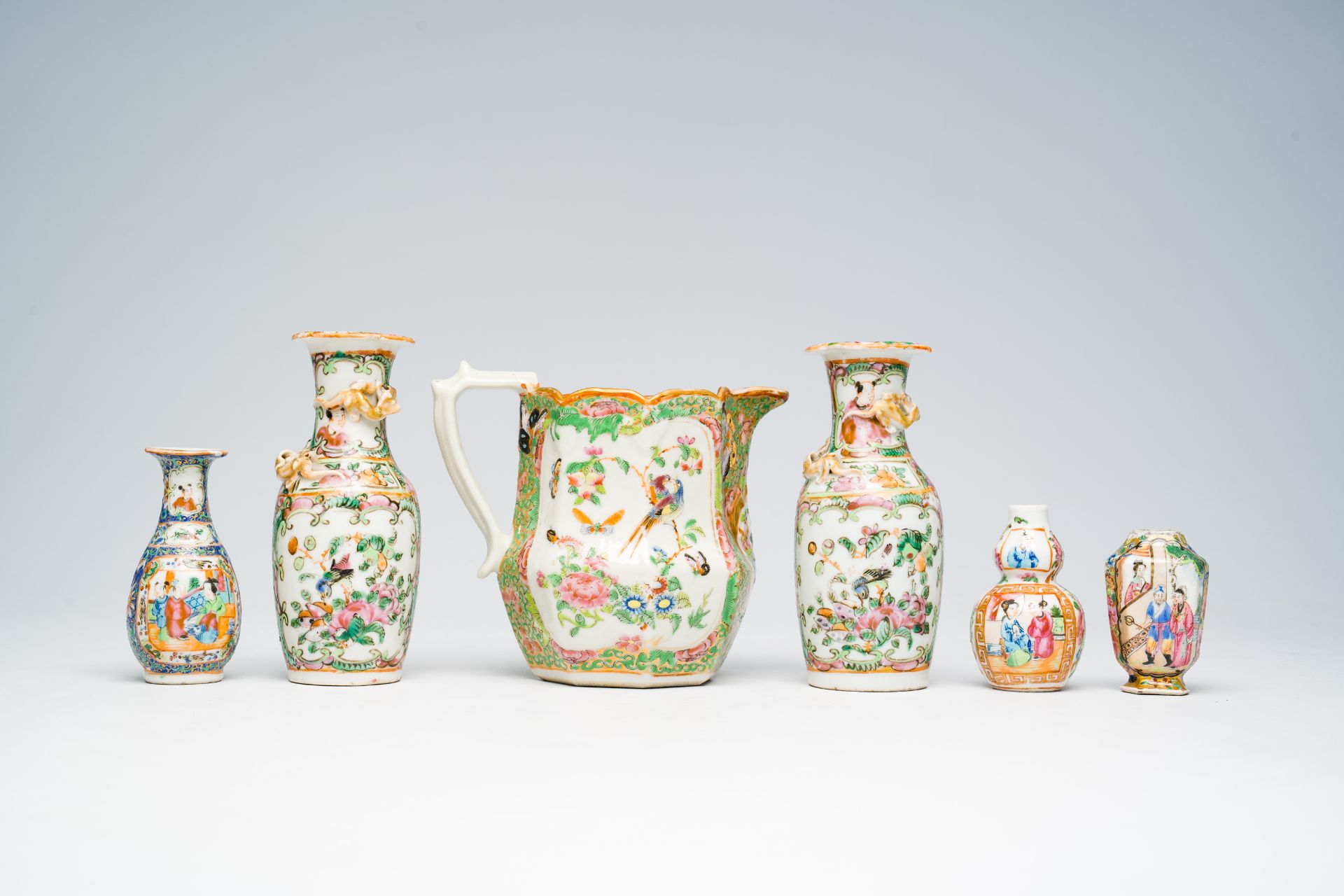 A varied collection of Chinese Canton famille rose porcelain with palace scenes and floral design, 1 - Image 7 of 11