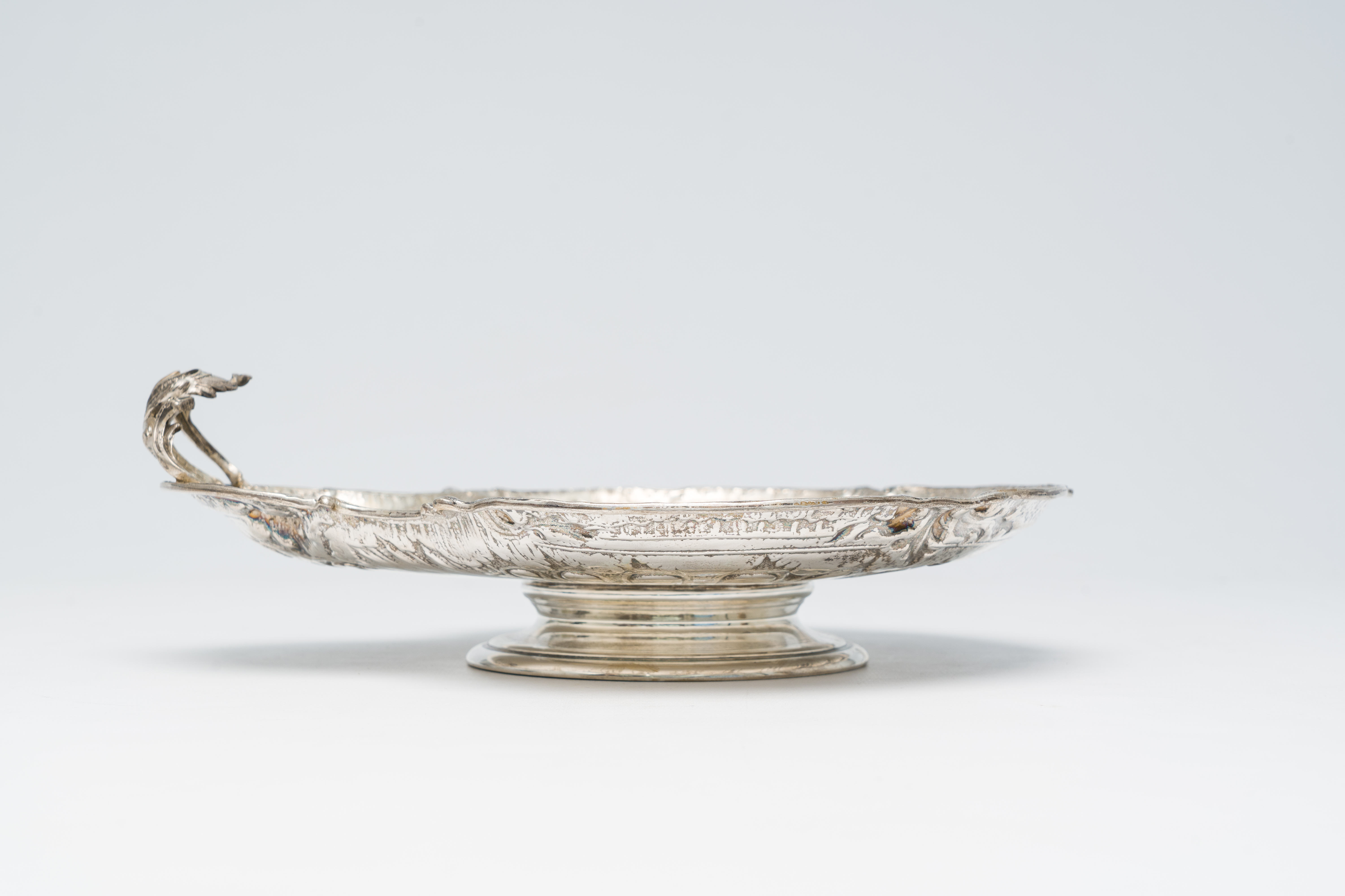 A Belgian shell-shaped silver Louis XV style dish on foot, maker's mark Wolfers, 800/000, Brussels, - Image 4 of 9