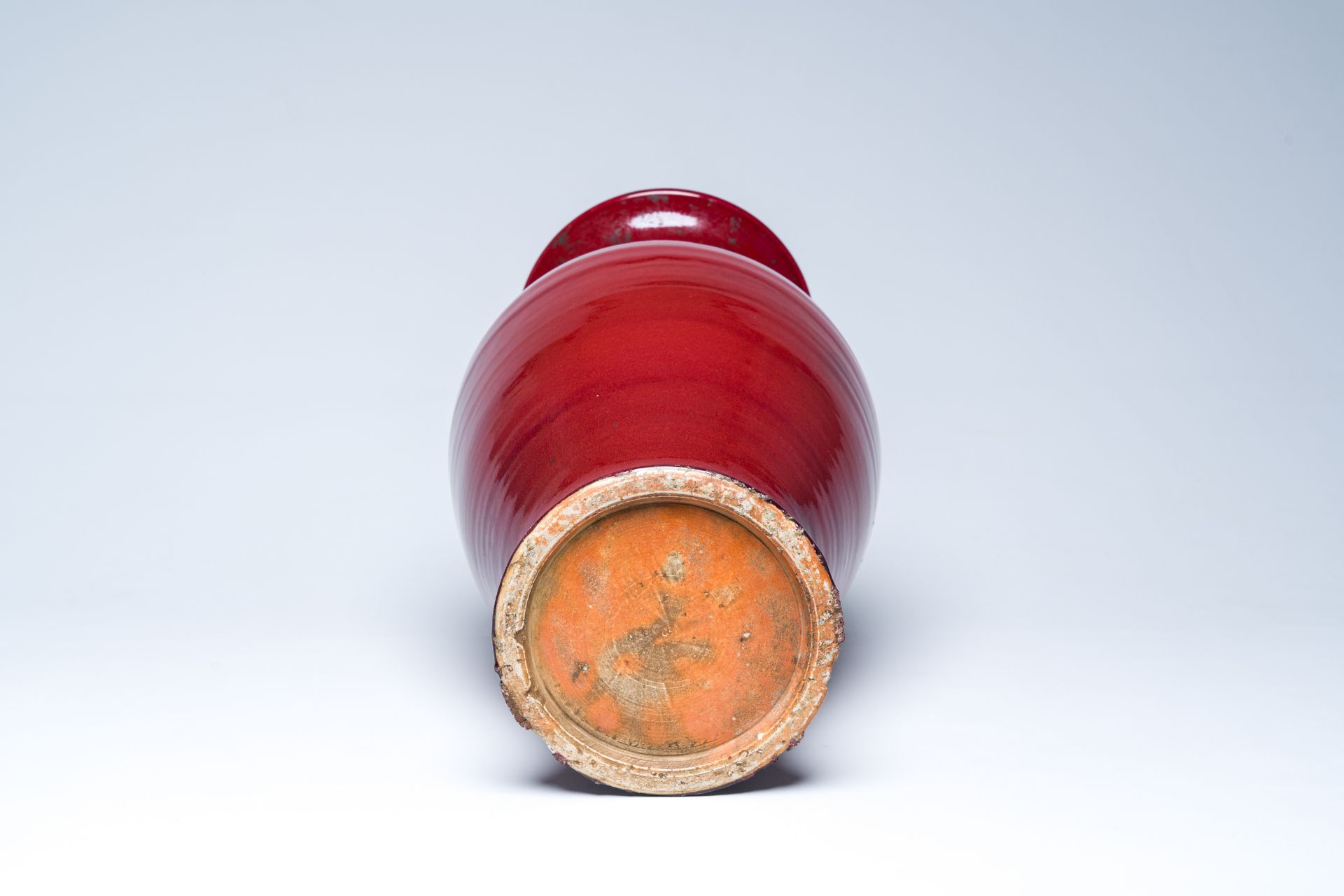 A Chinese monochrome sang-de-boeuf glazed vase, 20th C. - Bild 6 aus 6