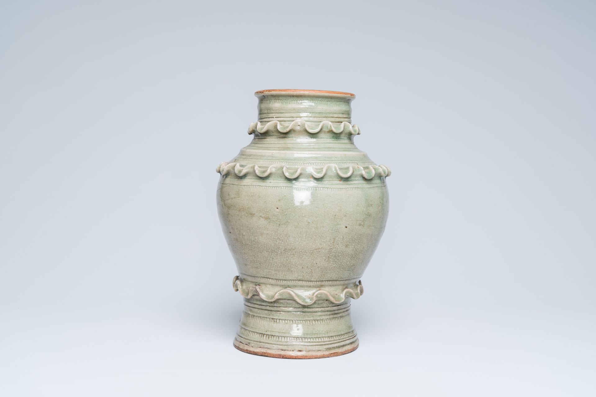 A celadon-glazed crackle-ground vase, Thailand or Vietnam, 18th/19th C. - Image 3 of 6
