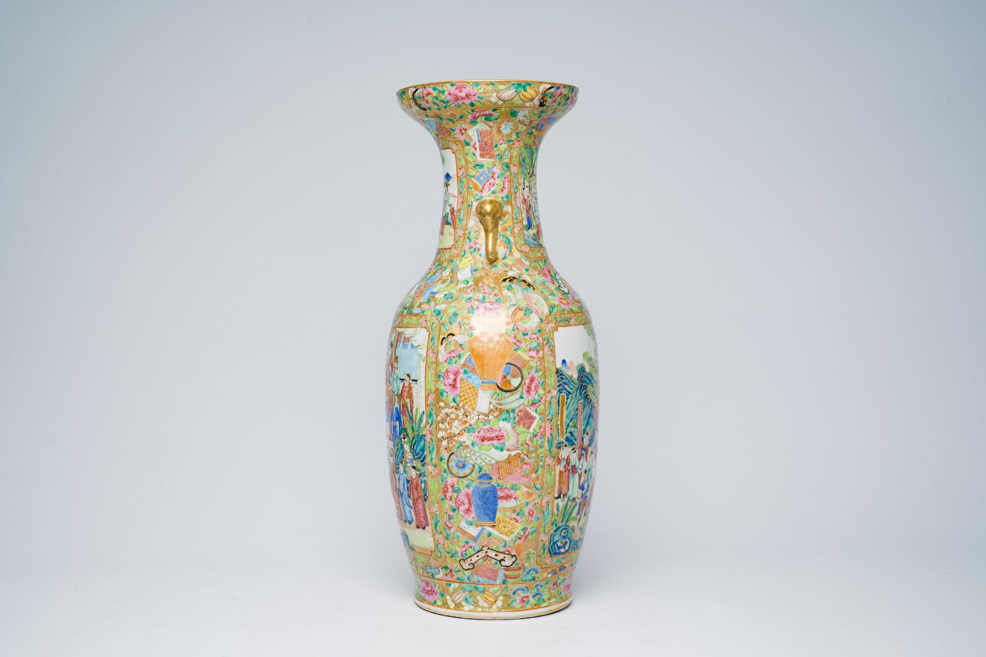 A Chinese Canton famille rose vase with palace scenes, antiquities and floral design, 19th C. - Bild 4 aus 6