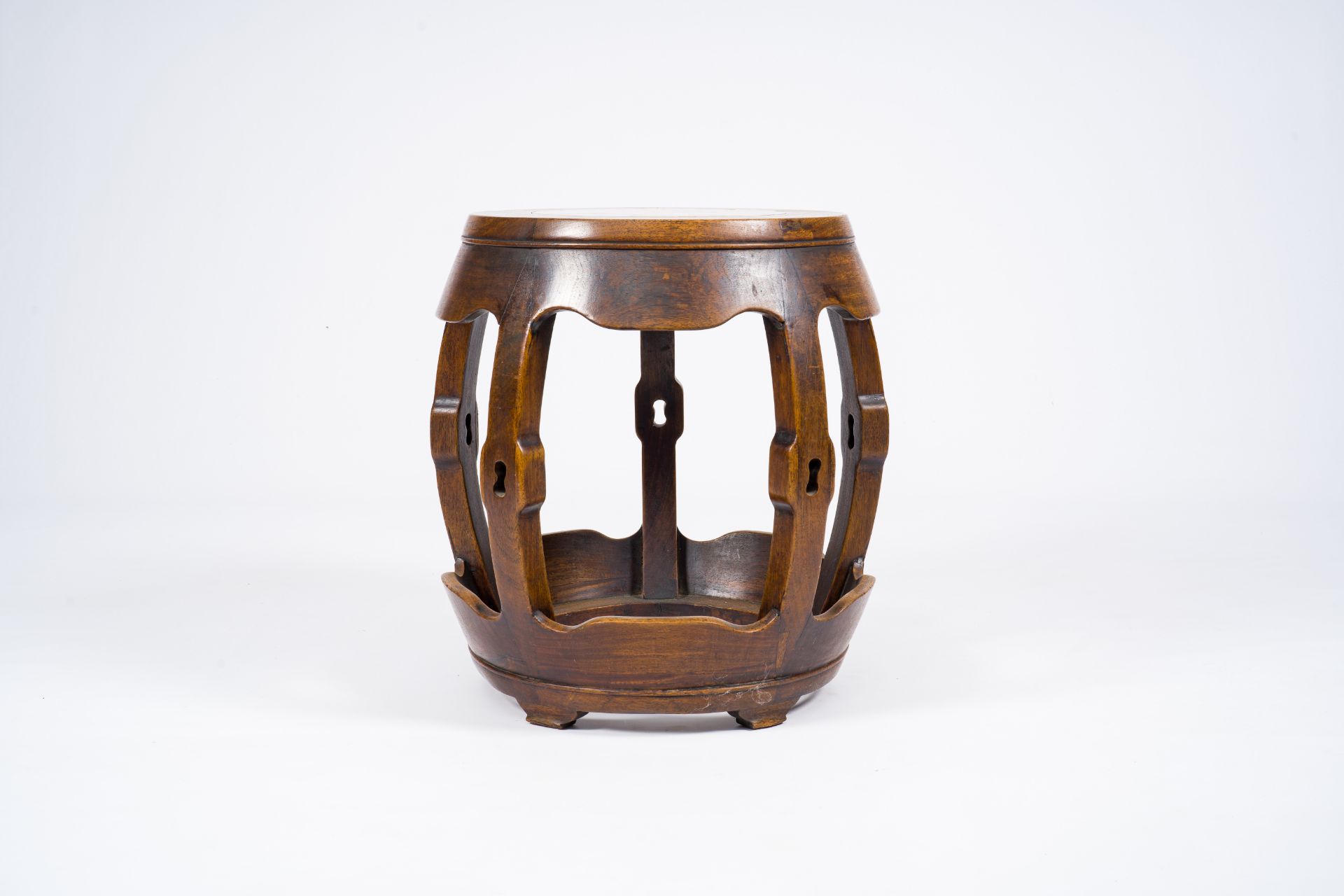 A Chinese open worked carved wood garden seat with marble top, 20th C. - Image 3 of 7
