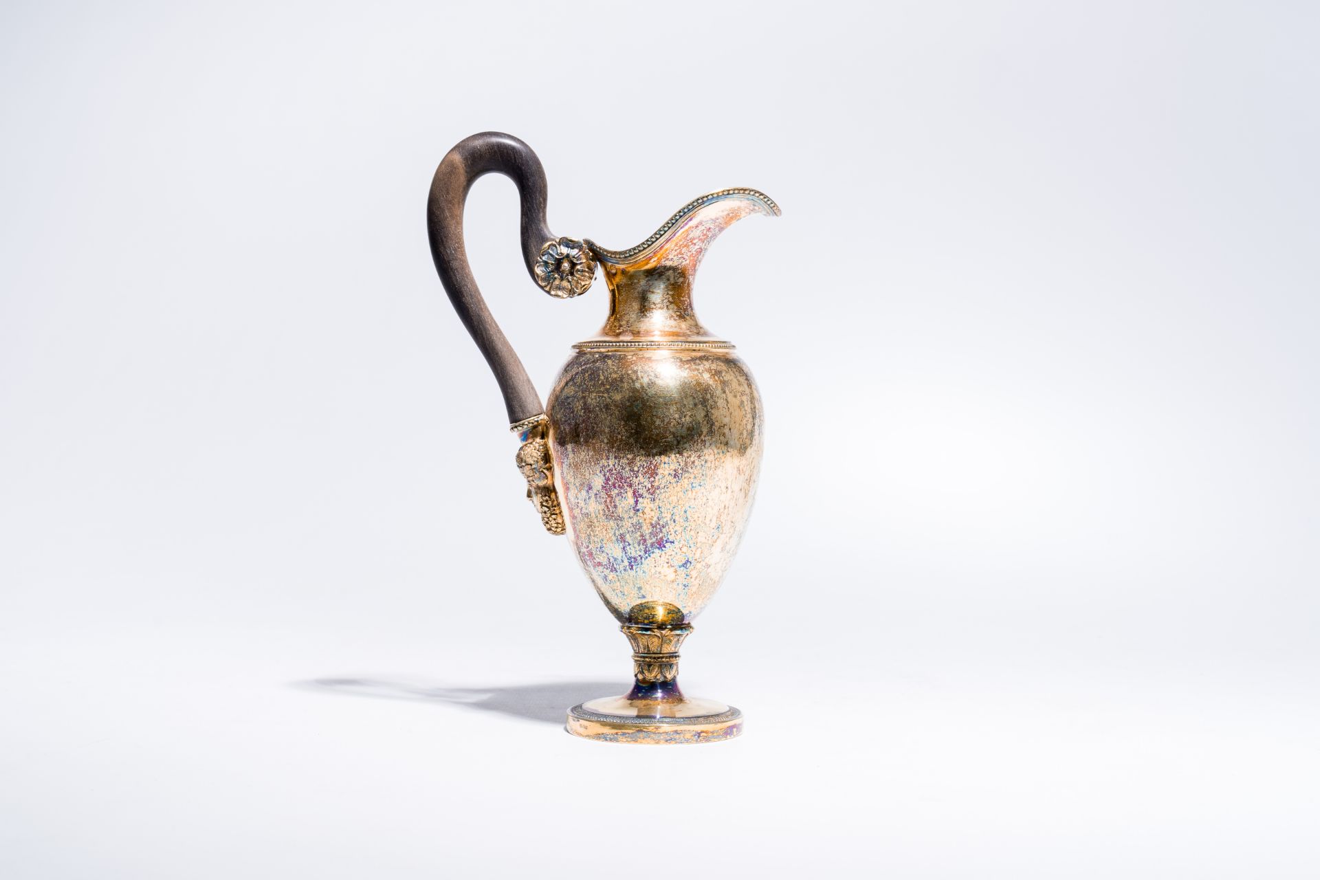 A Belgian gilt silver ewer with a mascaron and a wood handle, maker's mark K, first third 19th C. - Image 2 of 8