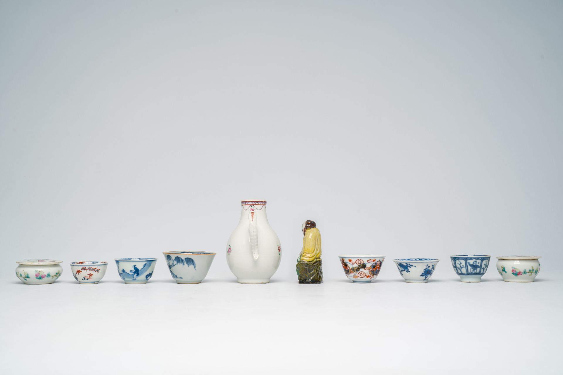 A varied collection of Chinese blue, white, Imari style and famille rose porcelain, a.o. Straits or - Image 7 of 13