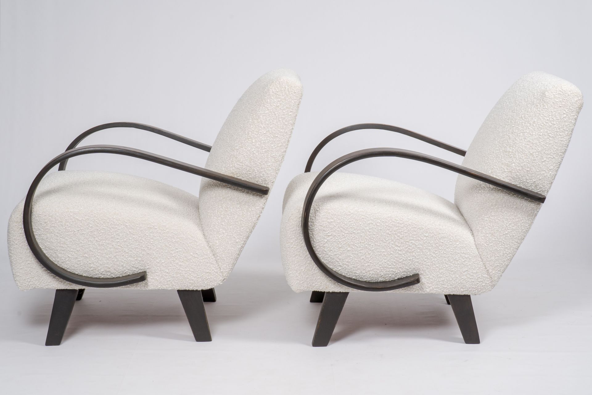 Jindrich Halabala (1903-1978): A pair of wood armchairs with fabric upholstery, third quarter 20th C - Image 3 of 7