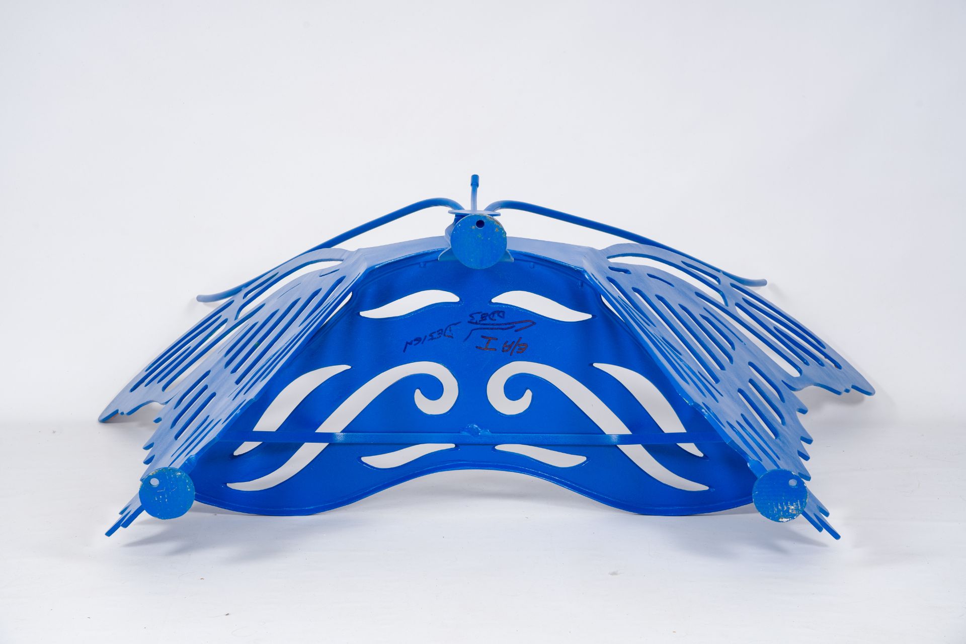 Olivier De Schrijver (1958): A monochrome blue wrought iron butterfly-shaped garden bench with orang - Image 10 of 14